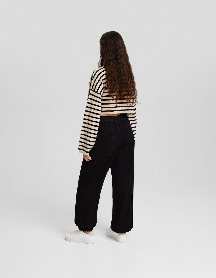Calça jogger de algodão com cordão.
