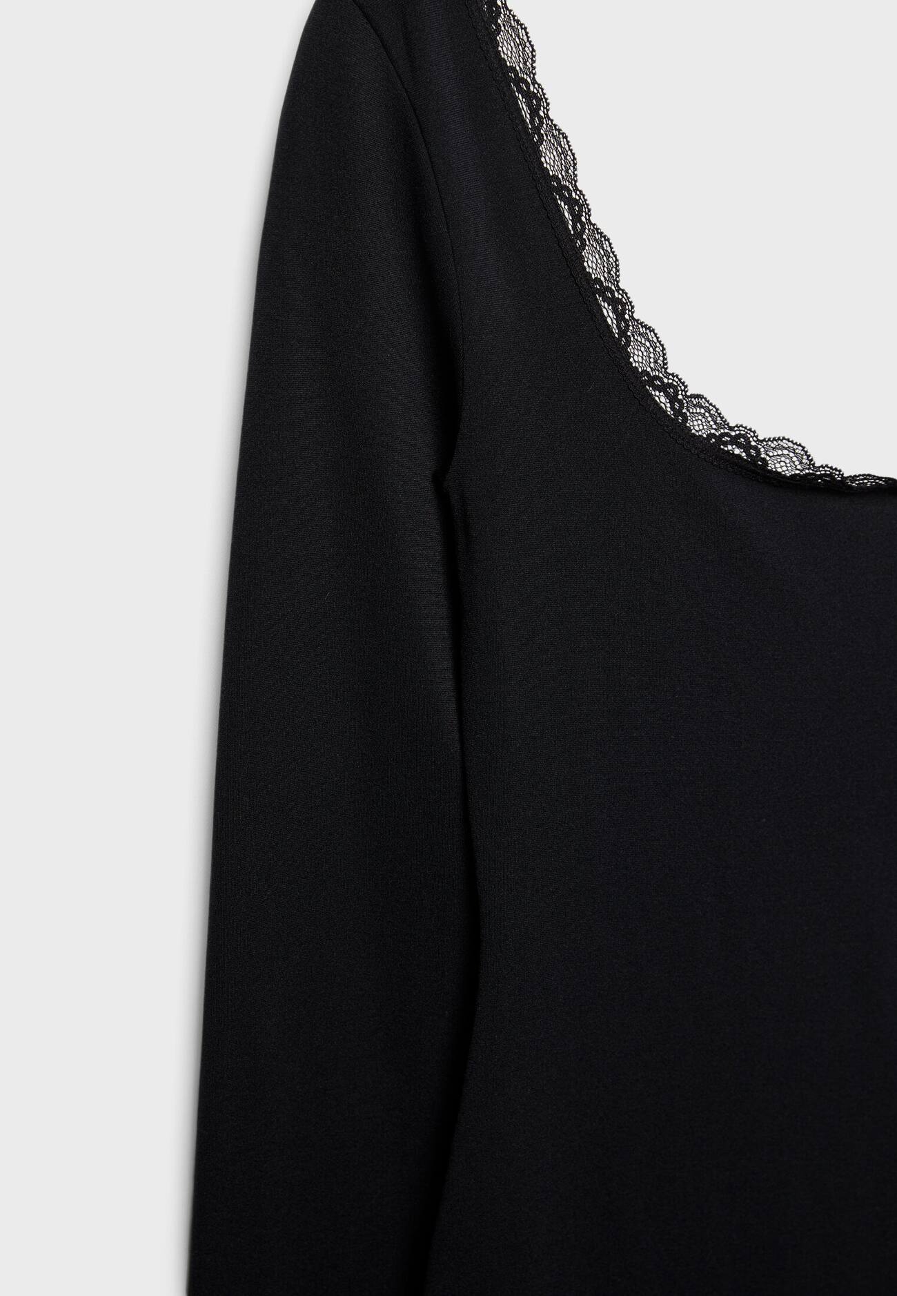 Vestido com detalhes em renda
