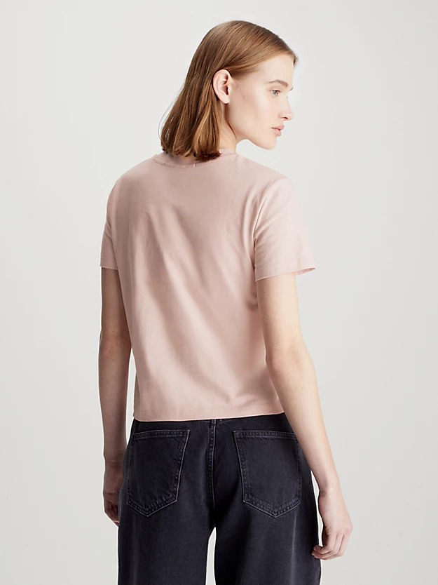 Camiseta curta com vários logotipos