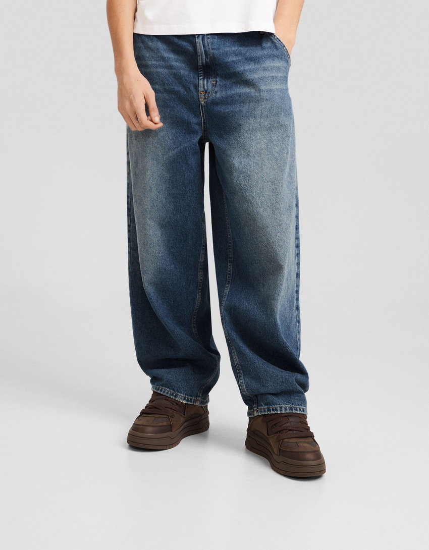 calça jeans estilo skater com efeito desbotado