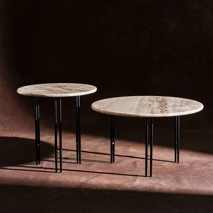 Gubi - IOI Coffee Table, Ø 100 cm, schwarz matt / Travertin rippled beige