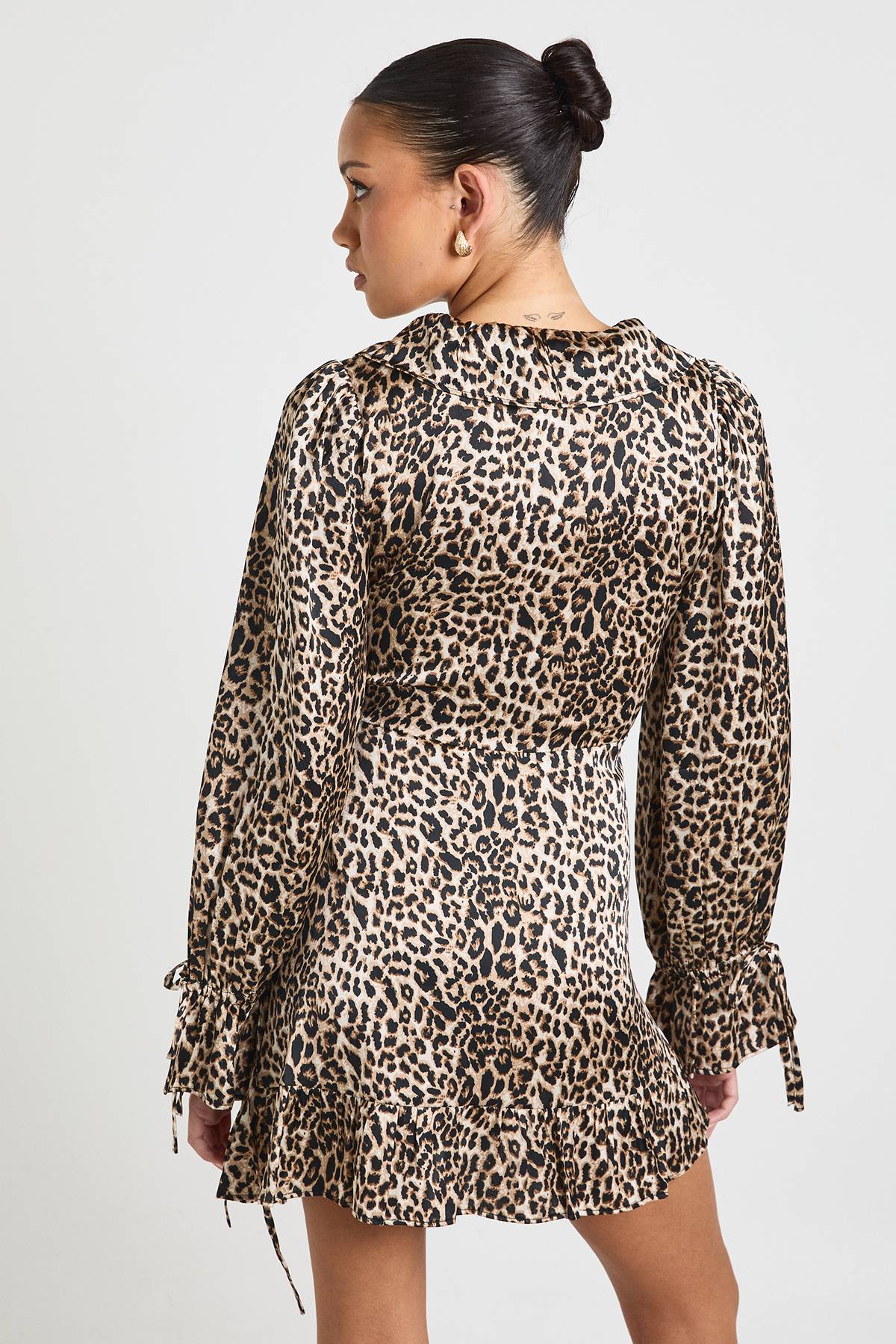boohoo Robe Courte Portefeuille à Volants Imprimé Léopard