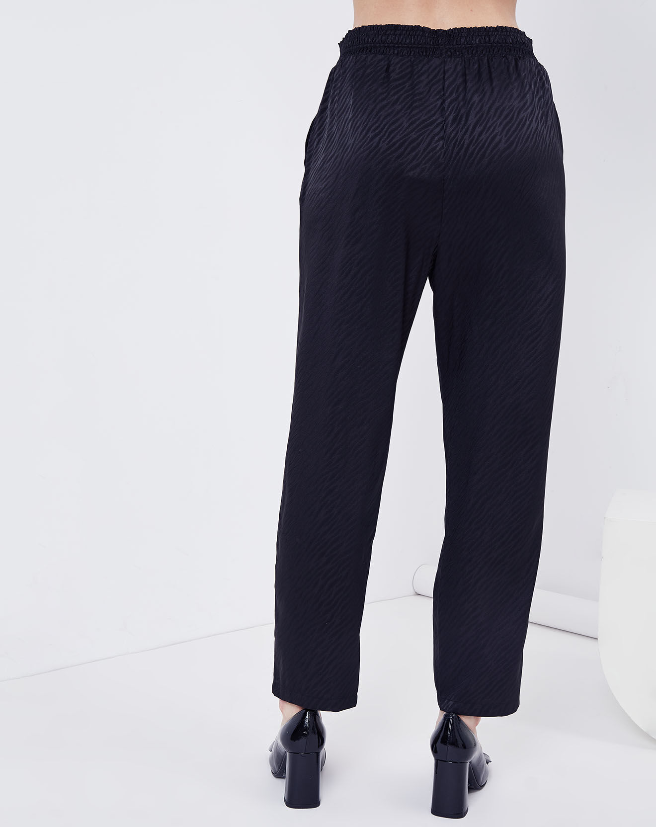 See u Soon Pantalon satiné Freesia imprimé ton sur ton noir