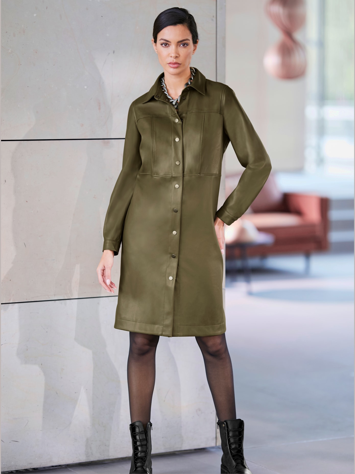 Robe en imitation cuir patte de boutonnage pression sur toute la longueur devant