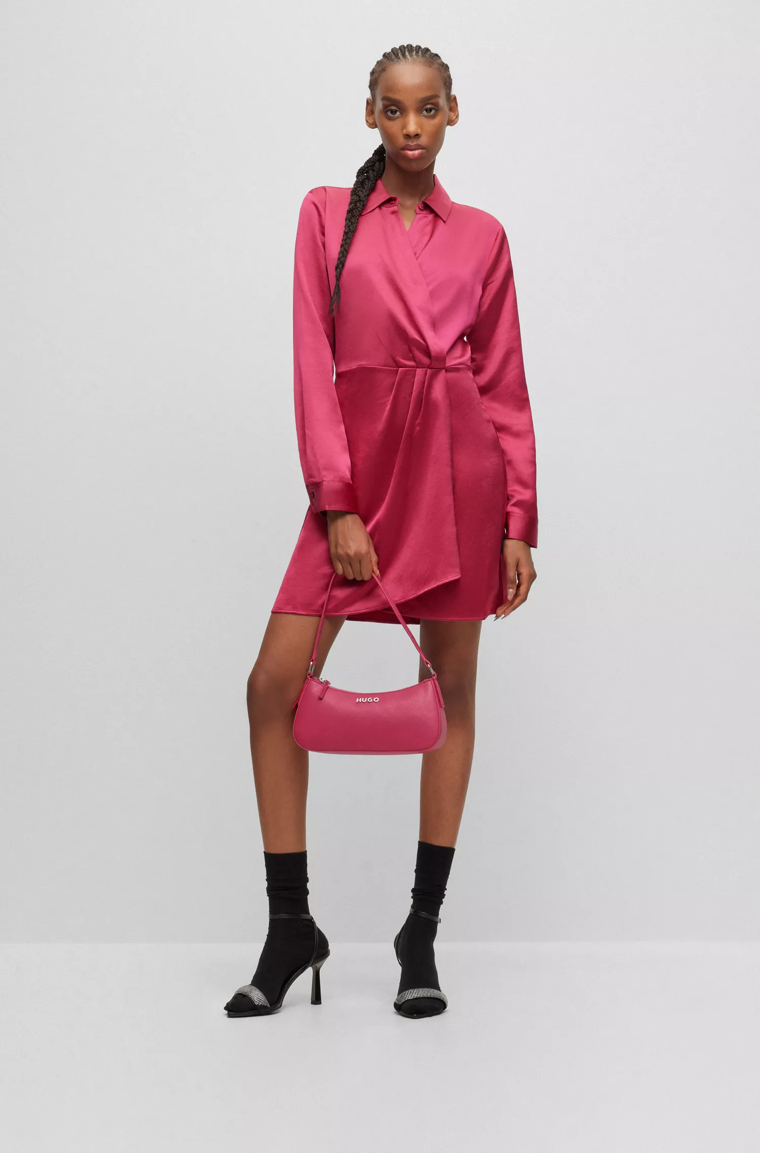 Vestido HUGO vermelho de mangas compridas em cetim com frente transpassada.