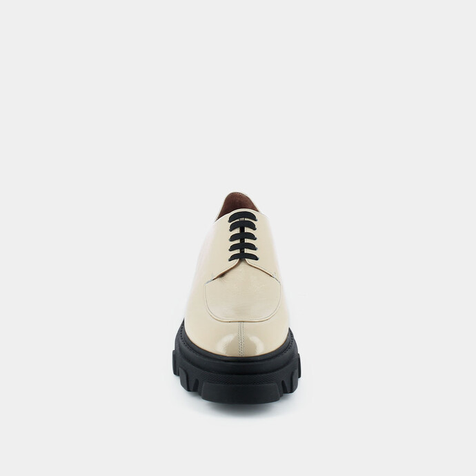 Derbies à semelles crantées  en cuir vernis beige