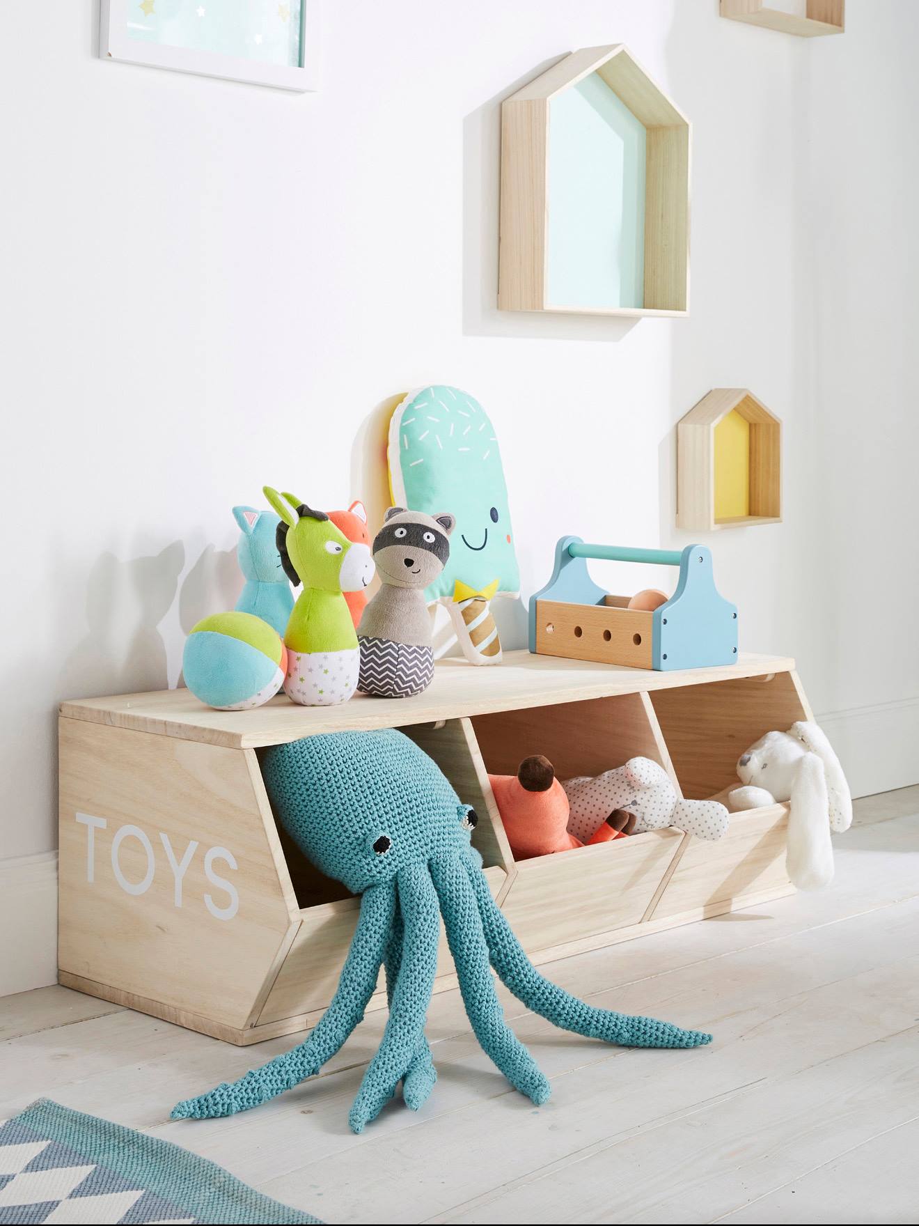 Móveis com 3 caixas, brinquedos bege claro lisos com motivos.