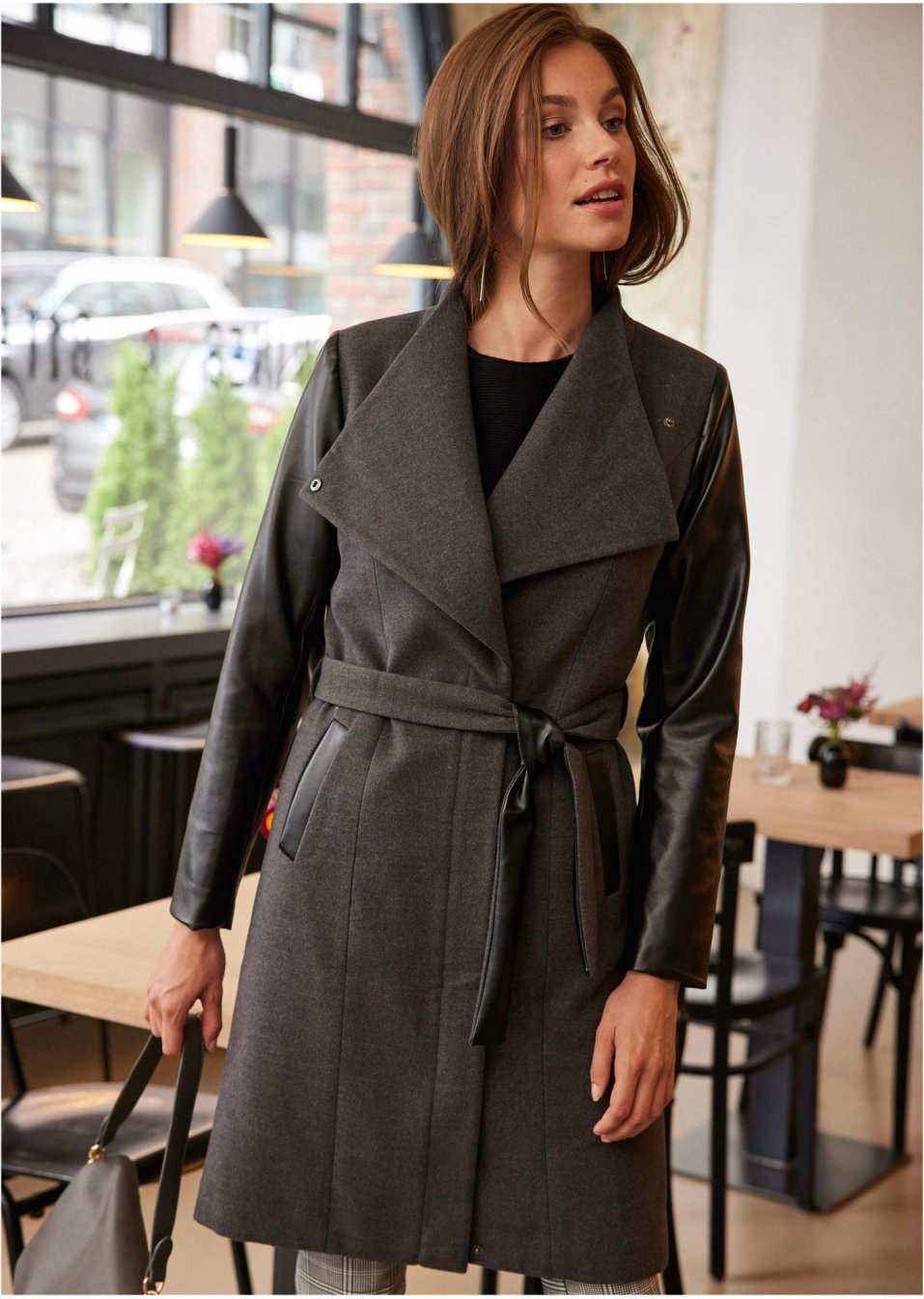 Manteau court avec manches contrastantes