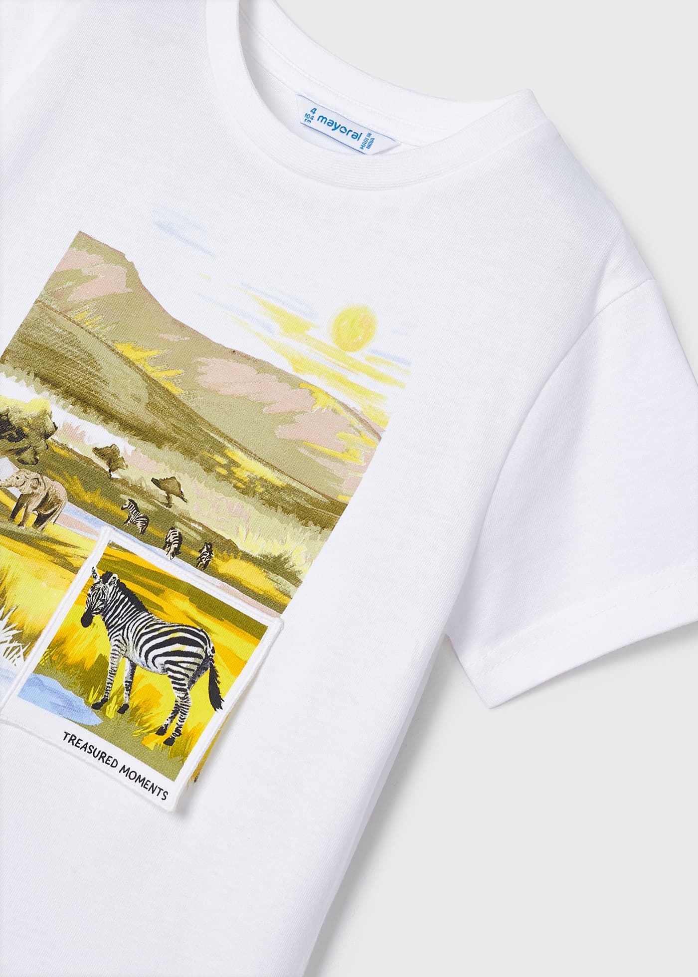 Camiseta infantil com estampa interativa, feita de algodão sustentável.