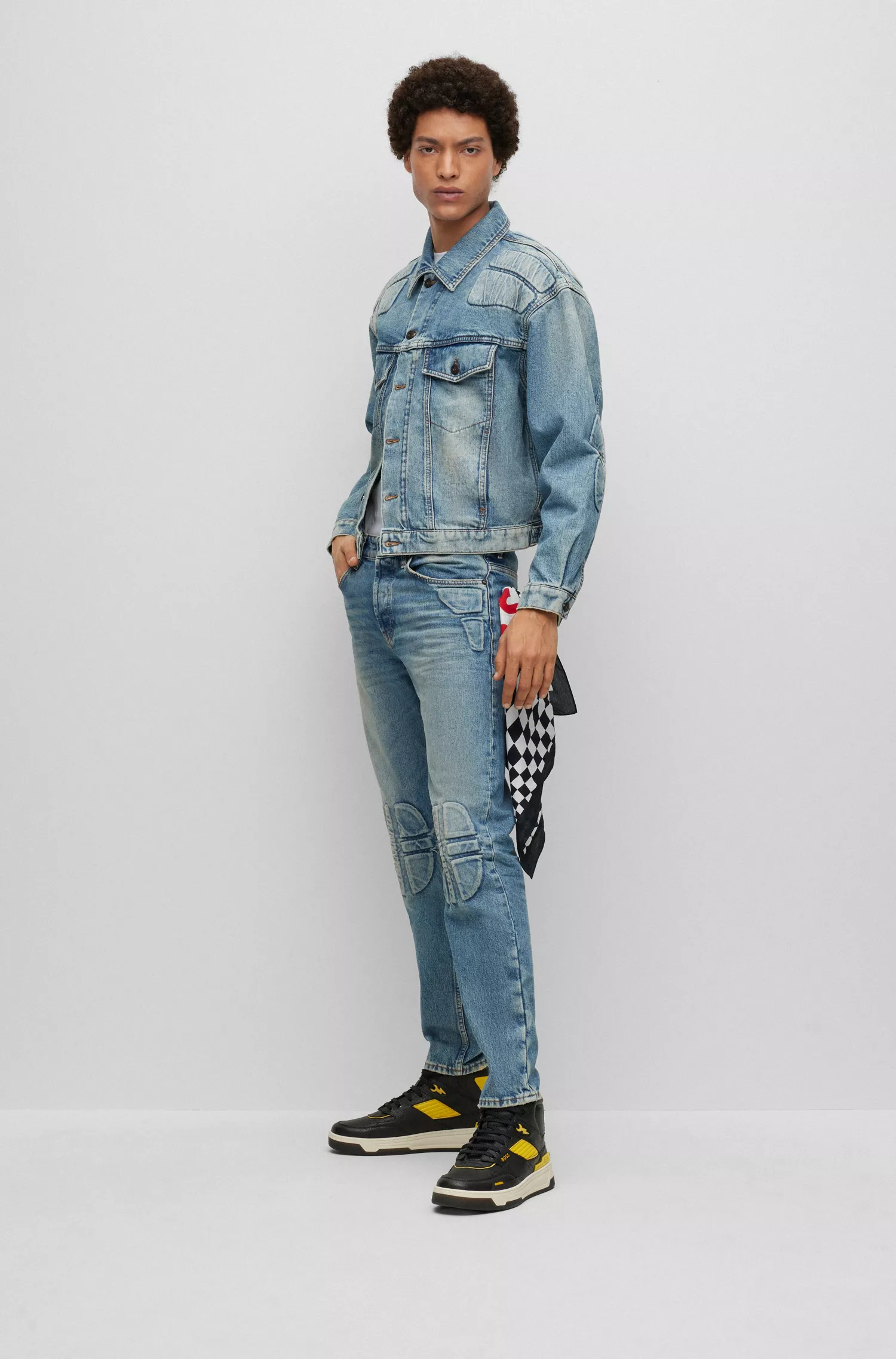 Jaqueta BOSS estilo motociclista na cor laranja, em denim sarjado azul médio.
