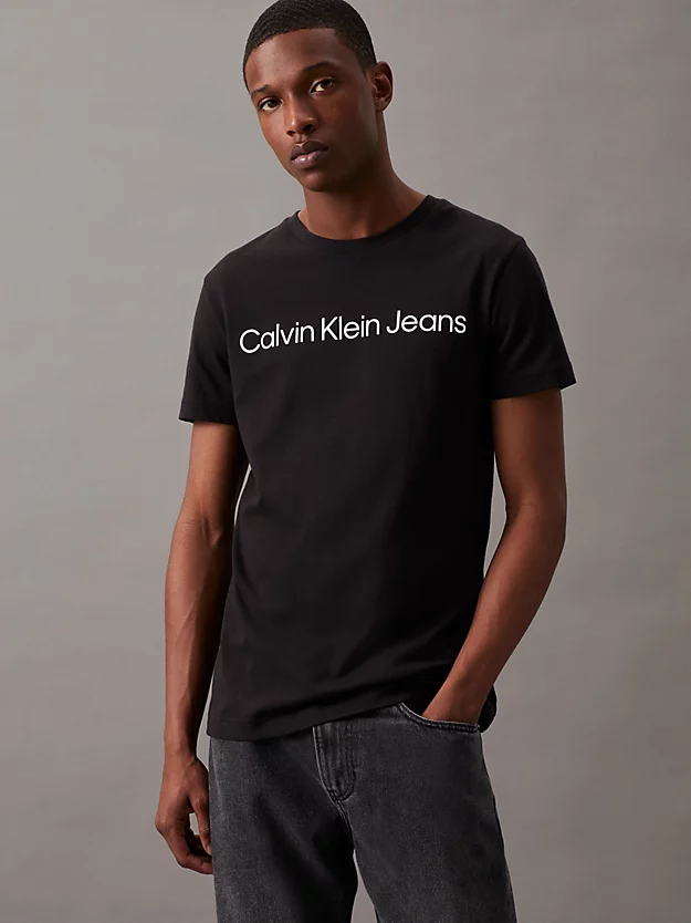 Camiseta de algodão orgânico de corte justo com logotipo.