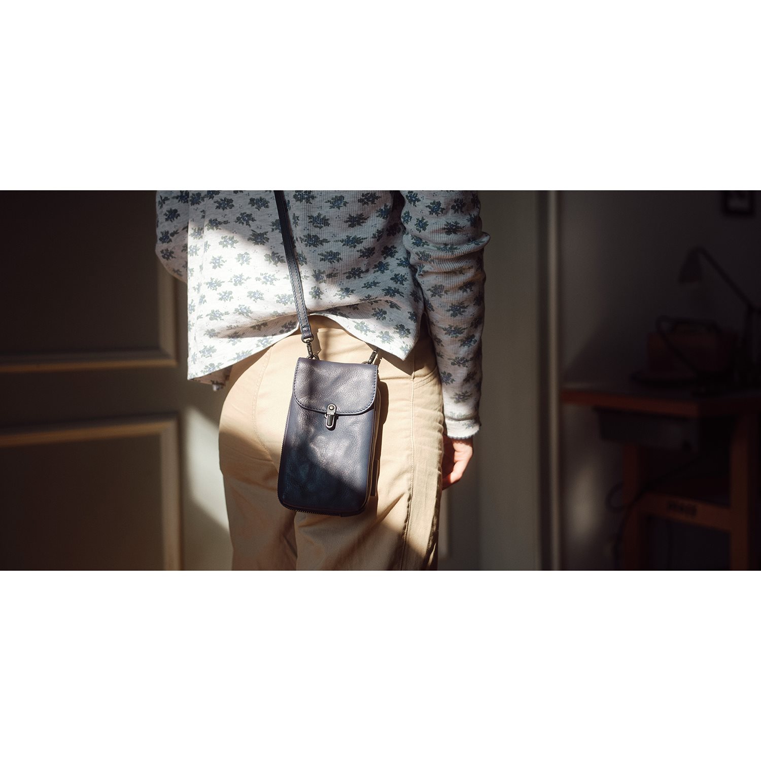 Aunts & Uncles Mrs. Lemon Dash Twist Phonebag caramel