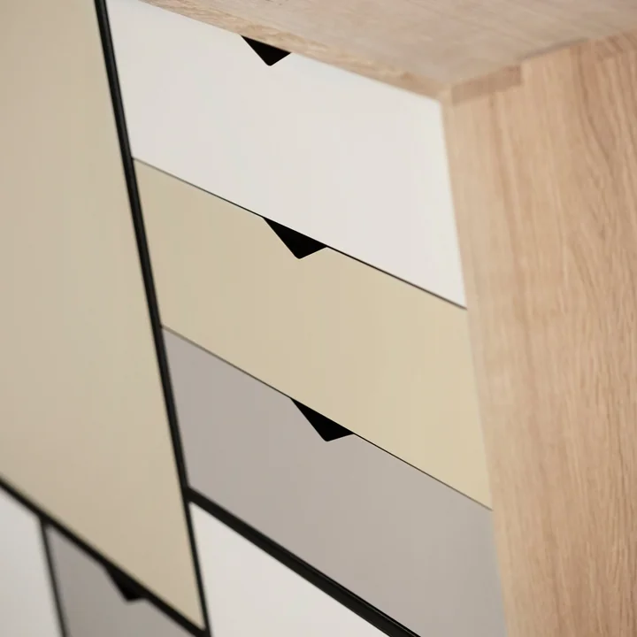 Andersen Furniture - S3 Kommode, Eiche geölt/ Fronten silver (silber weiss), doeskin (beige), iron (metallgrau)