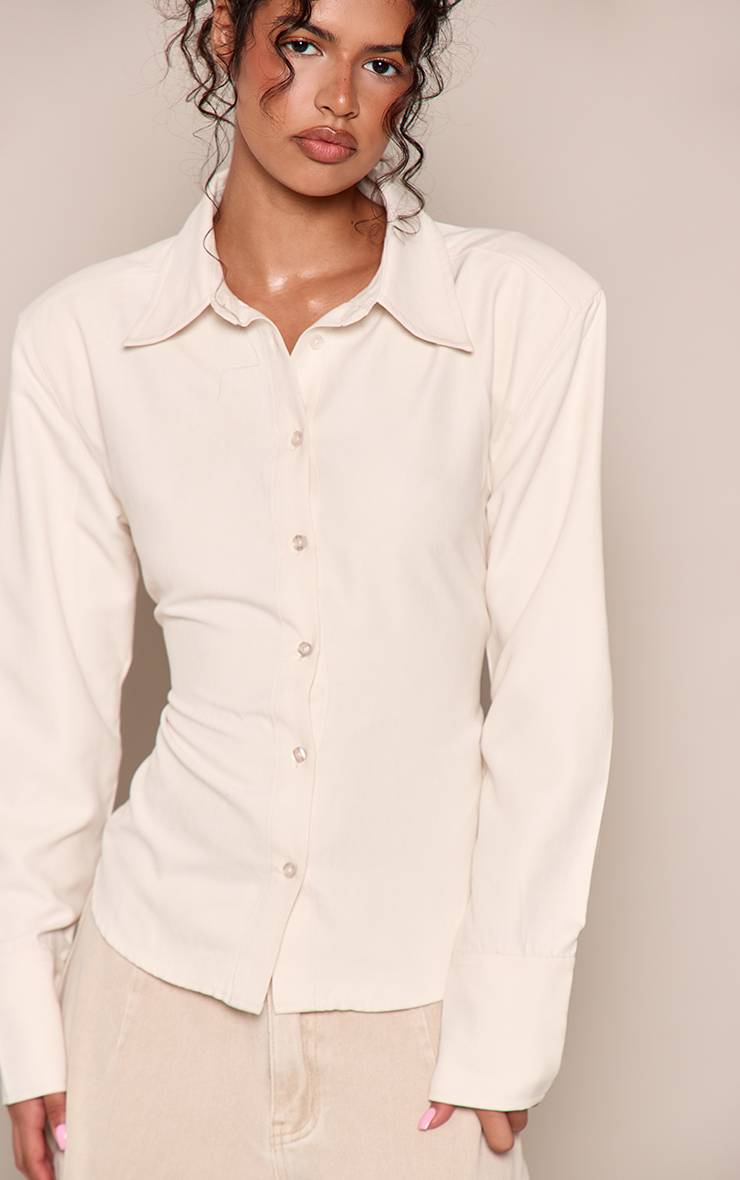 Crème Chemise Ajustée En Peau De Pêche Avec Épaulettes Intégrées