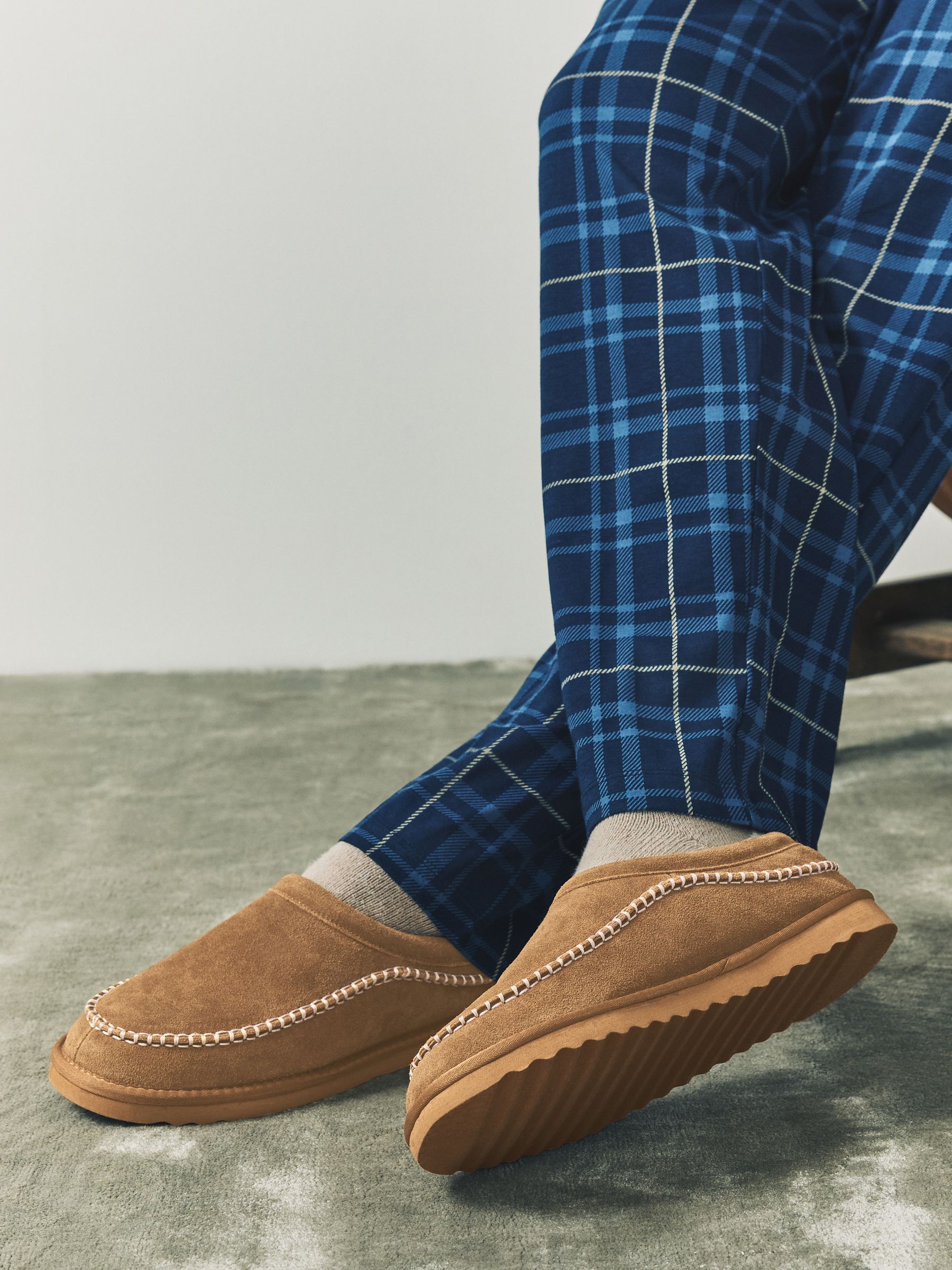 Lichtbruin - Signature Suede Stitch Detail Slippers