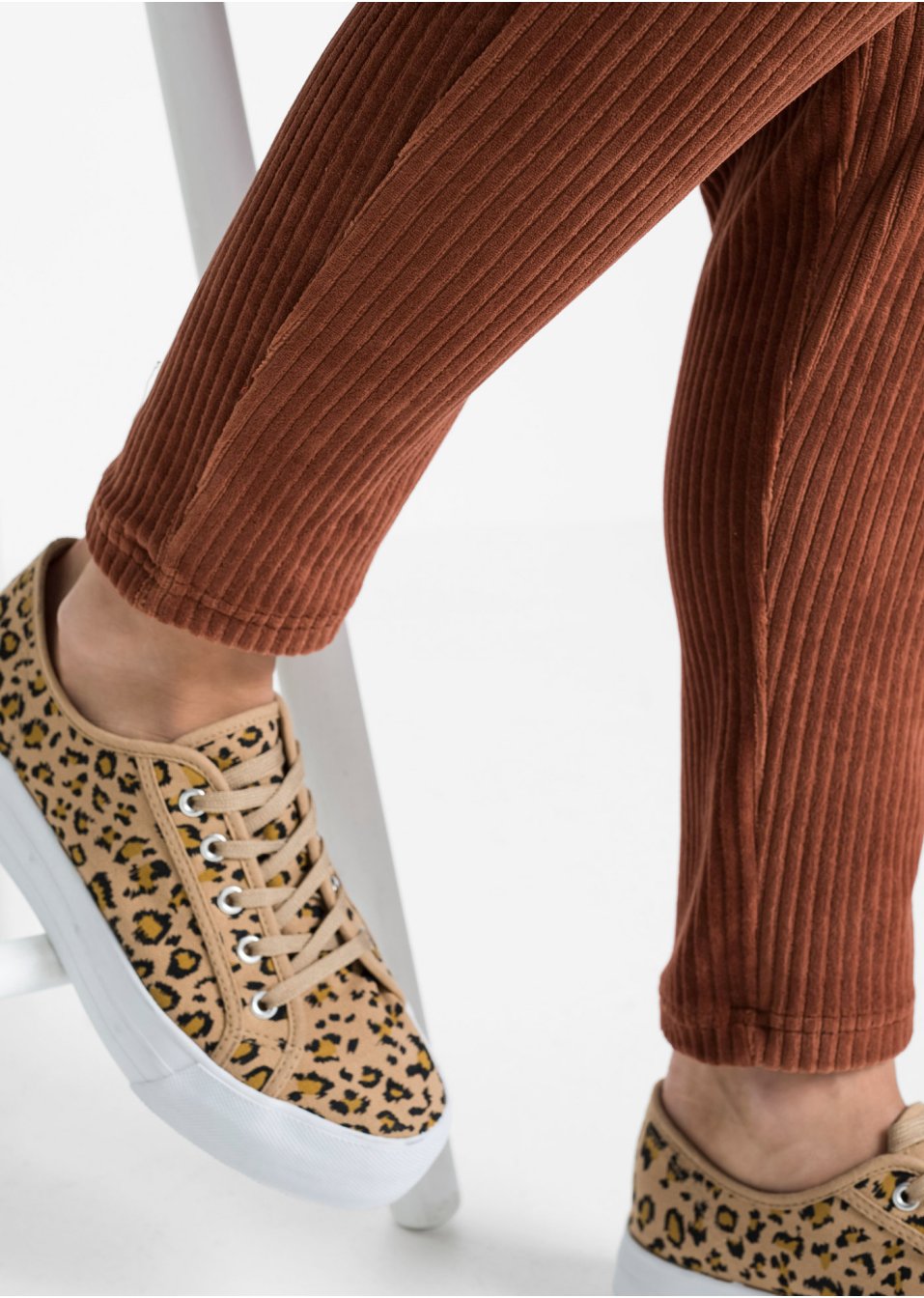 Pantalon en velours côtelé avec taille élastiquée