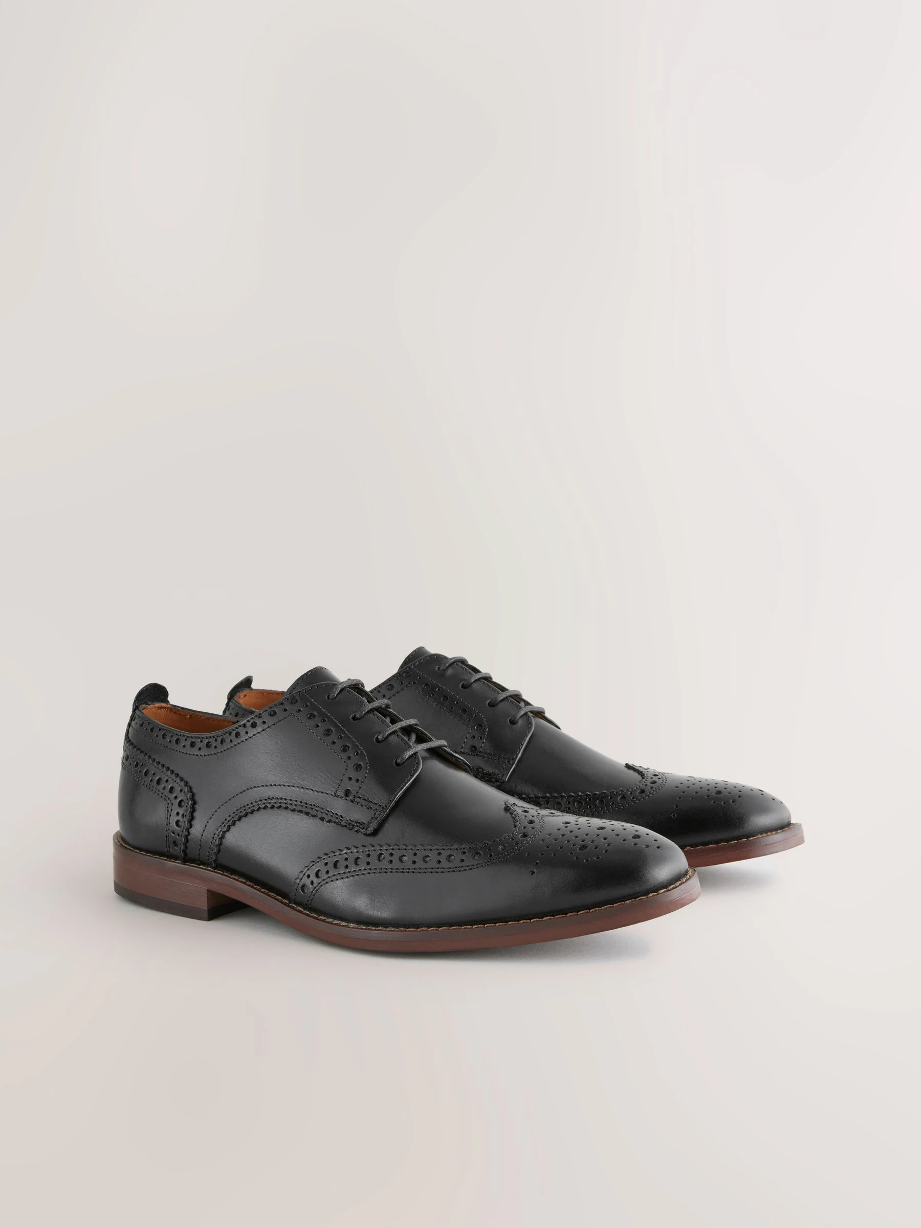 Zwart - Standaard pasvorm - Brogues van leer met contrasterende zool