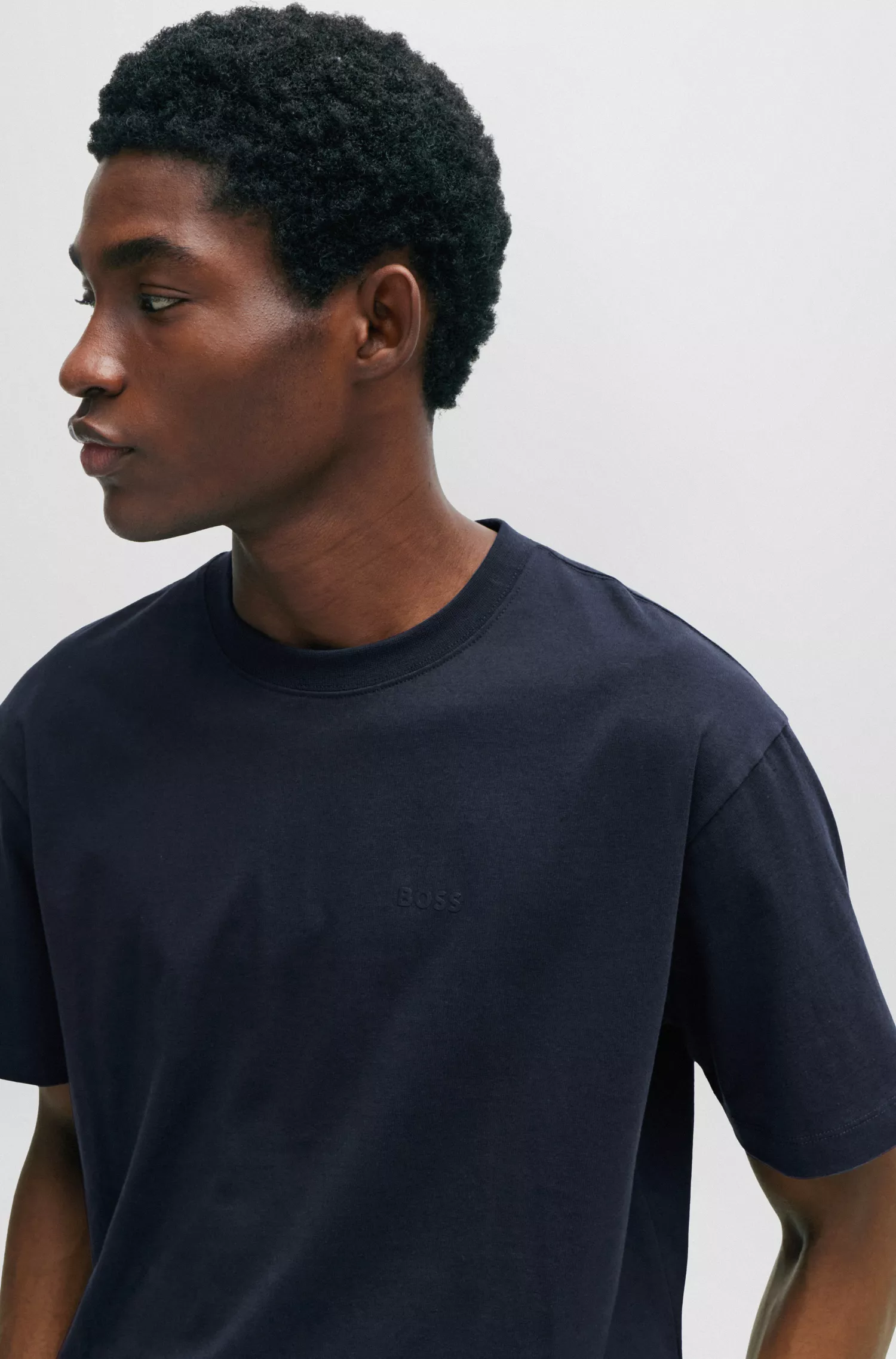 Camiseta BOSS preta de algodão jersey com modelagem regular e estampa sazonal.
