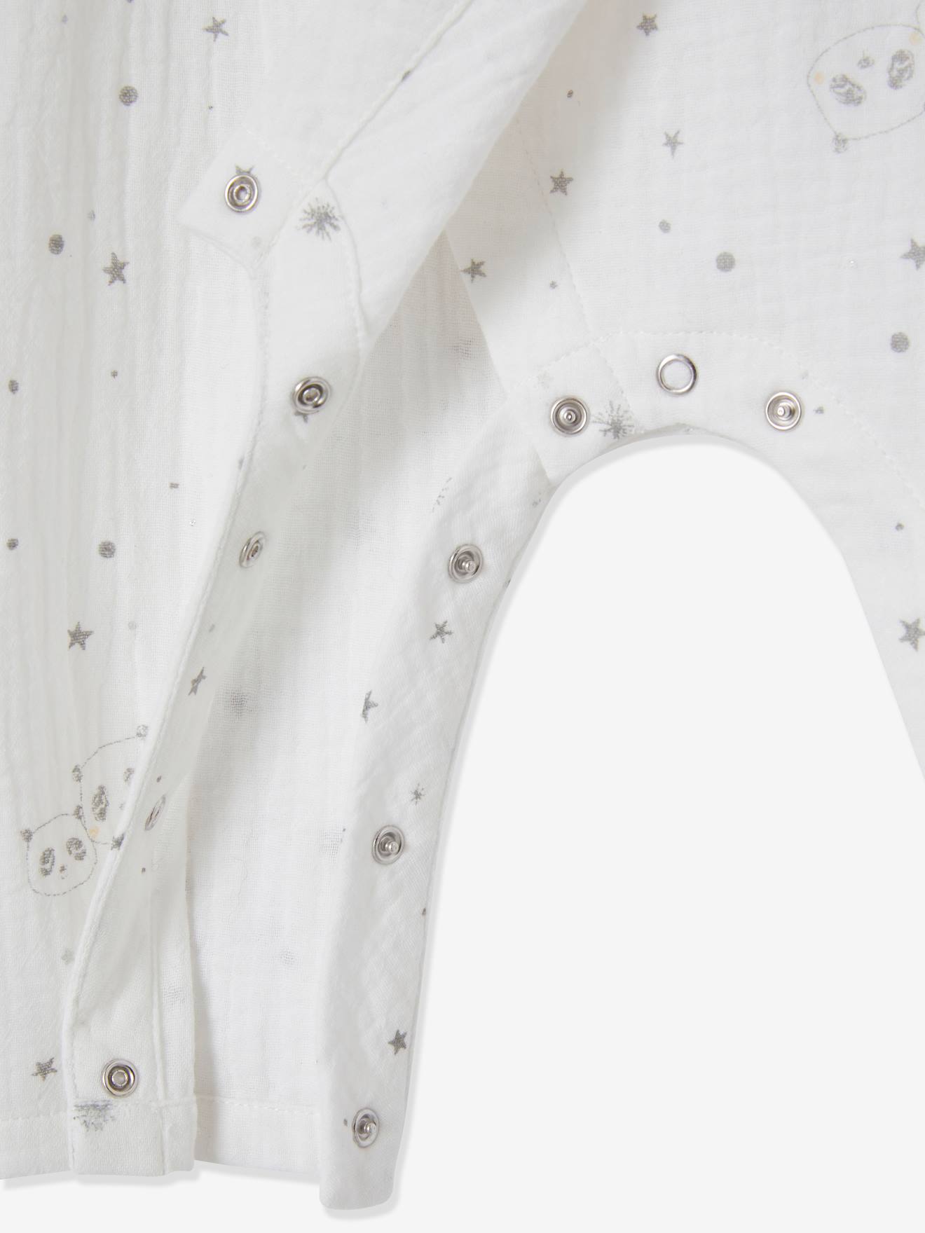 Macacão infantil em chiffon de algodão branco claro com estampa e decote cruzado.