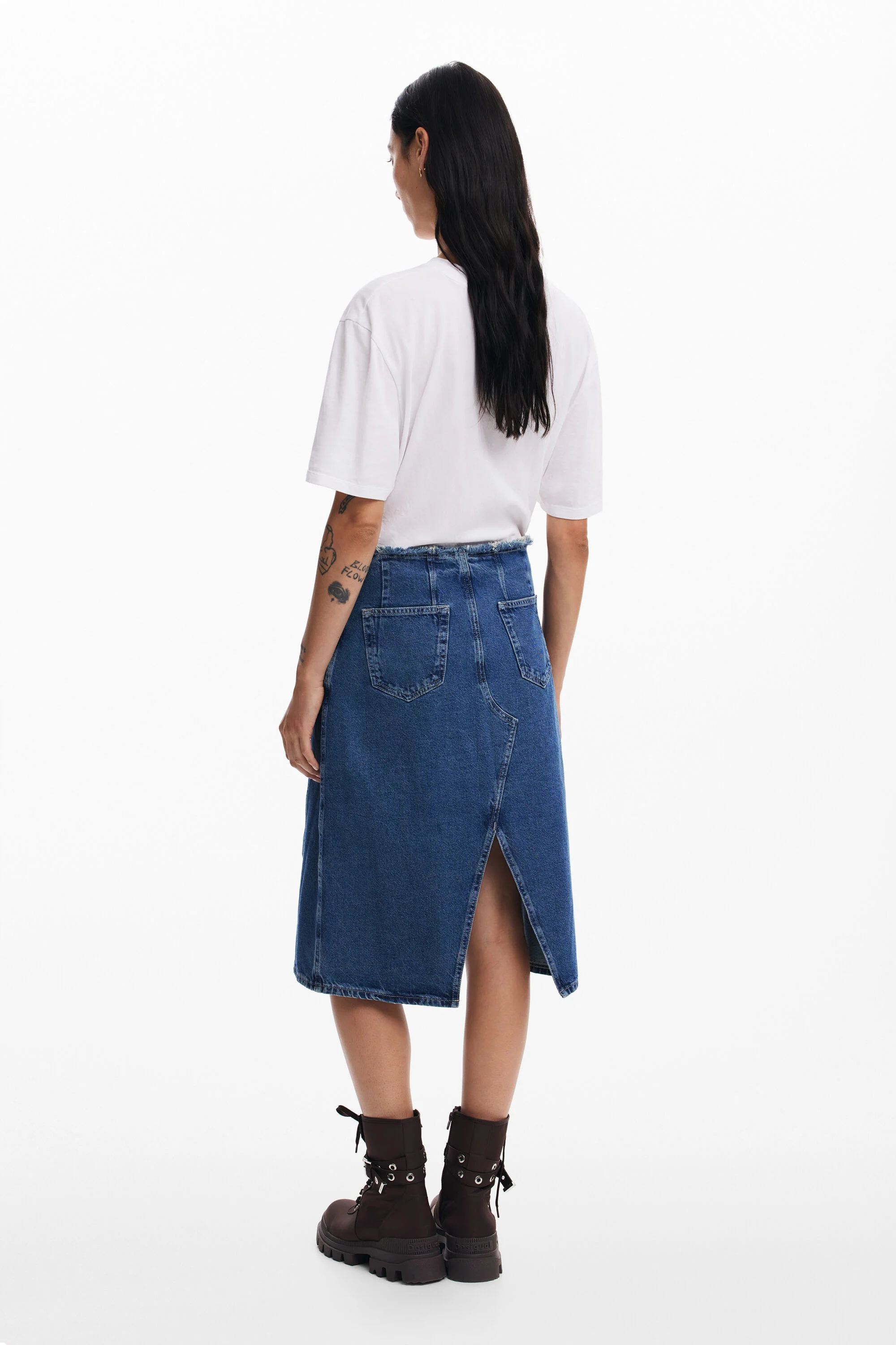 Camiseta lisa com detalhes