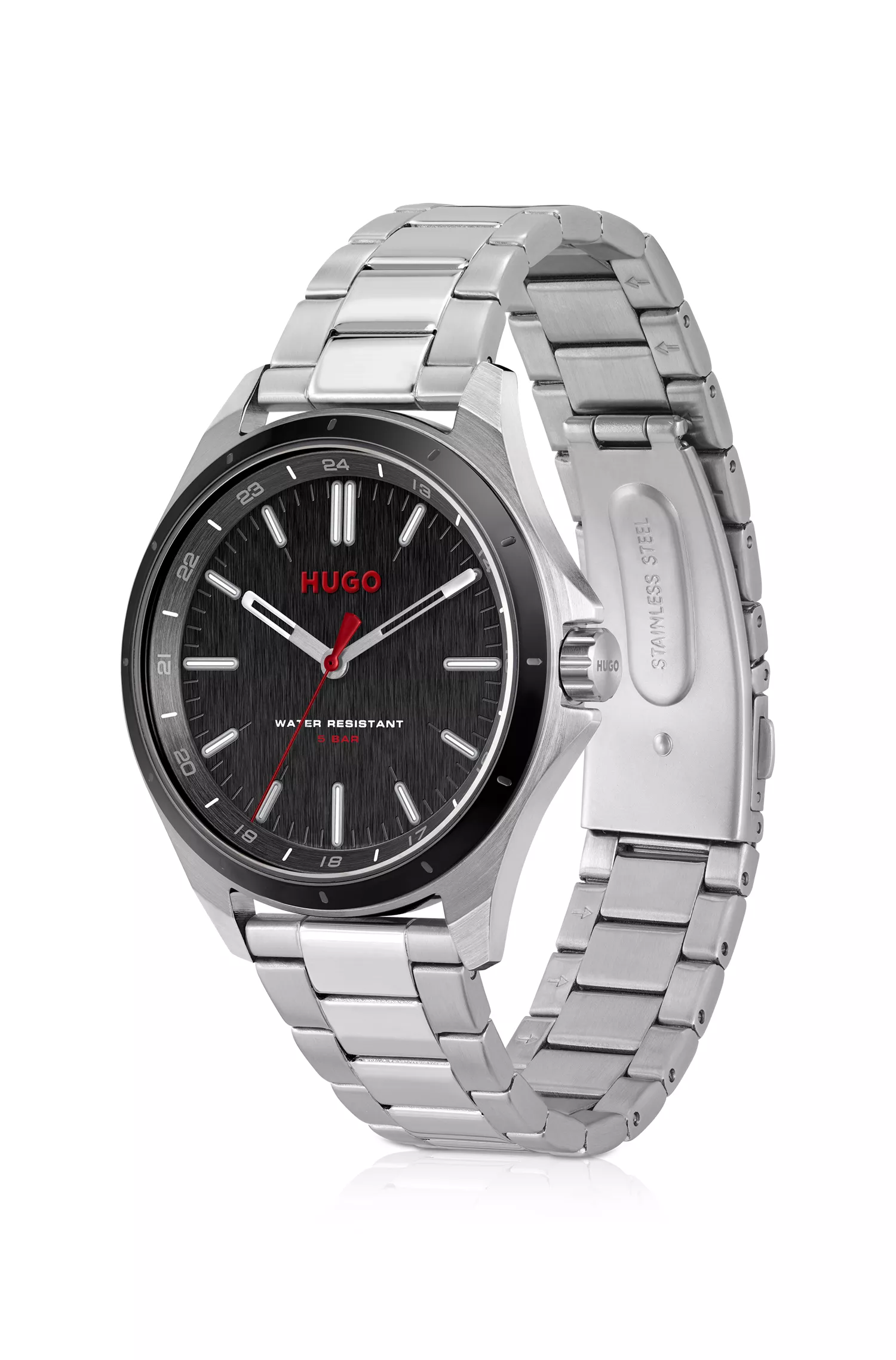 Relógio HUGO com mostrador vermelho e preto e pulseira de aço inoxidável.