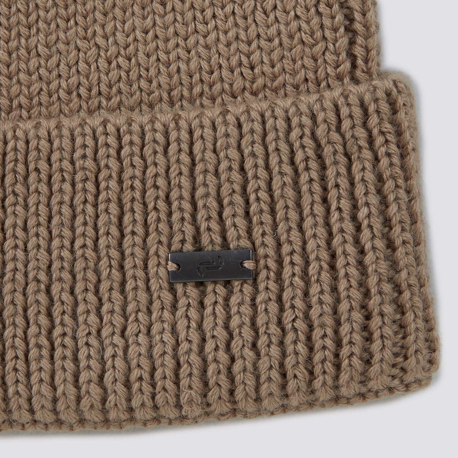 Bonnet contenant de la laine Camel