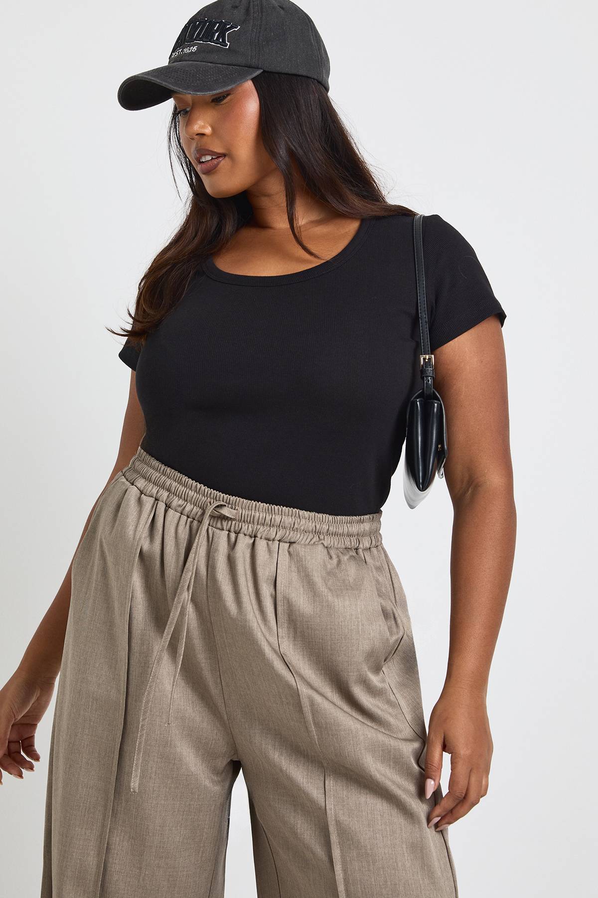 boohoo Haut Ajusté Grande Taille Côtelé À Encolure Dégagée Et Manches Courtes