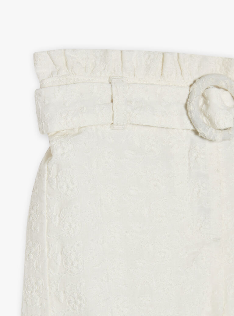 Short écru à broderies fantaisie