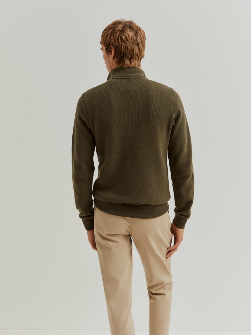 Camisola em malha texturada com carcela