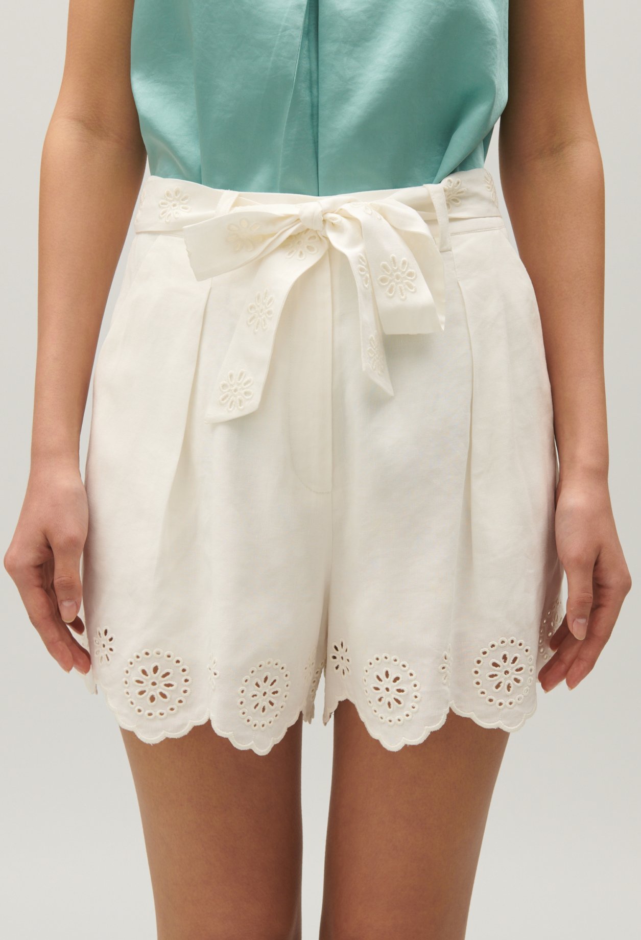 Short taille haute broderie ecru