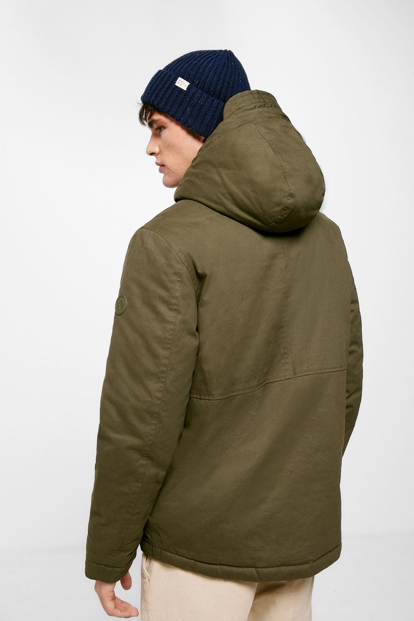Parka curta acolchoada com capuz.