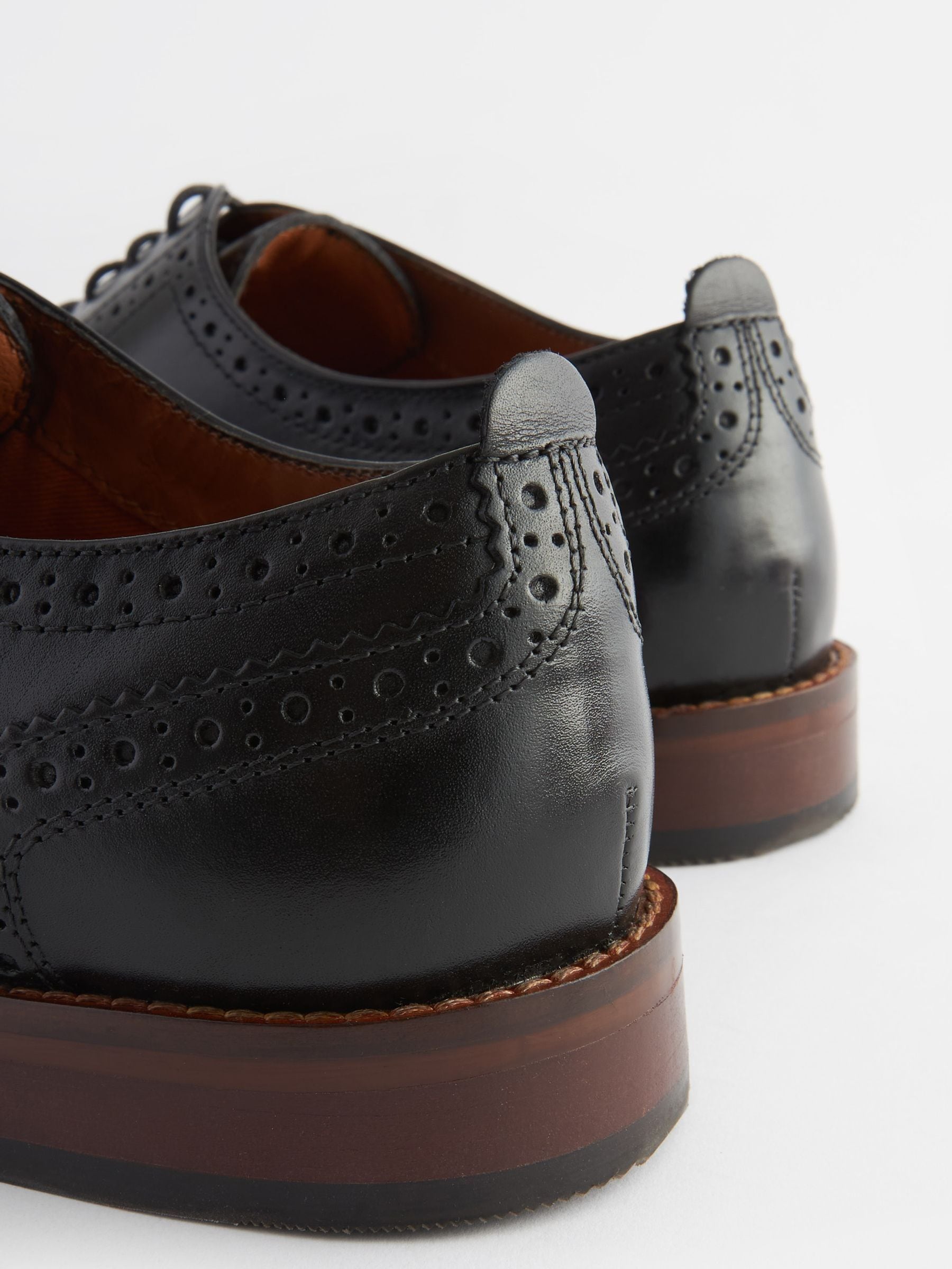 Zwart - Wijde pasvorm - Brogues van leer met contrasterende zool