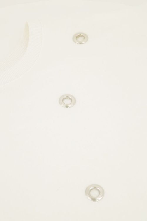 Witte mouwloze top met sierringen