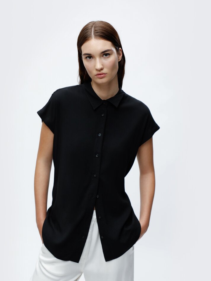 Blusa fluida sem mangas - Preta