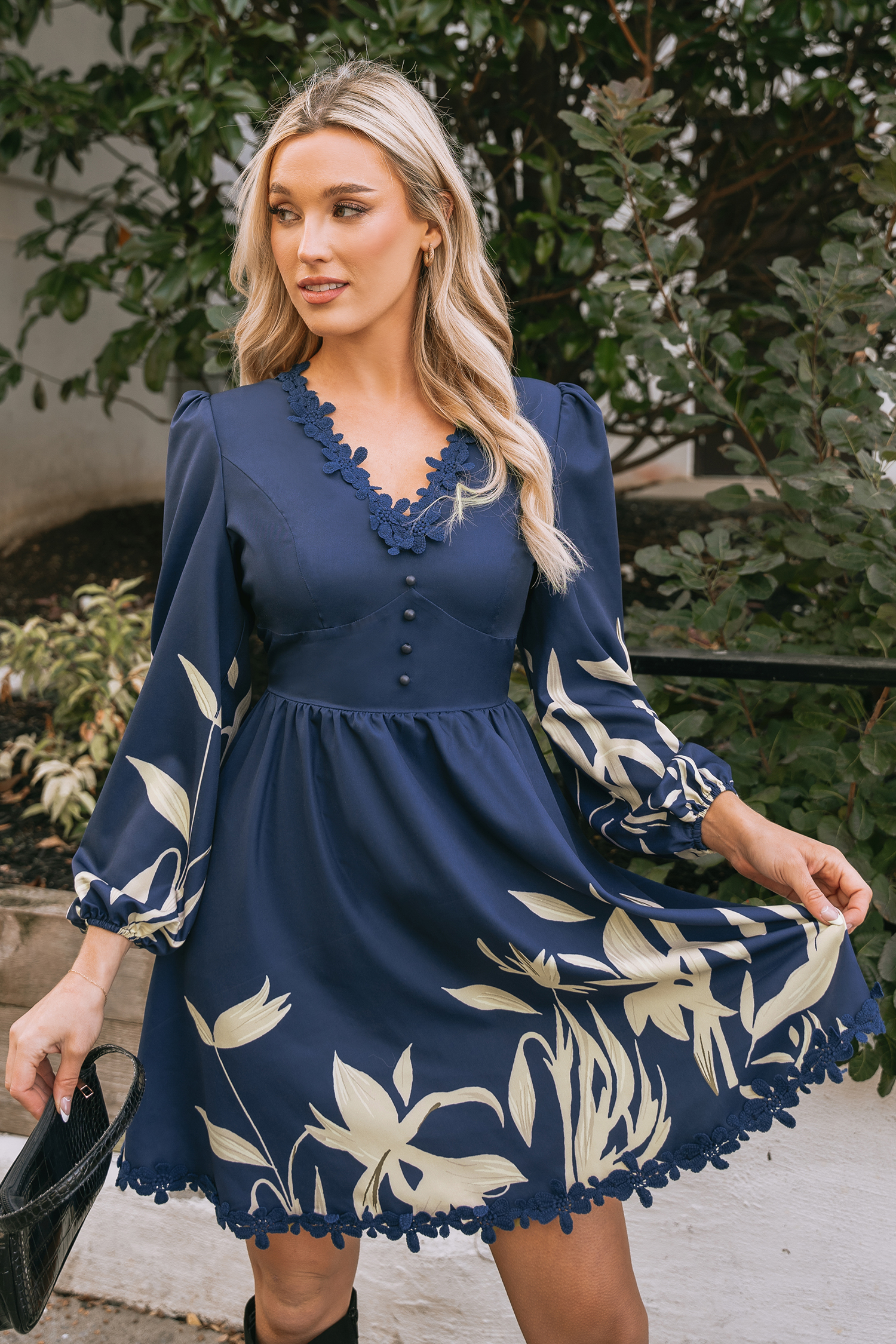 Robe trapèze en broderie bleu marine