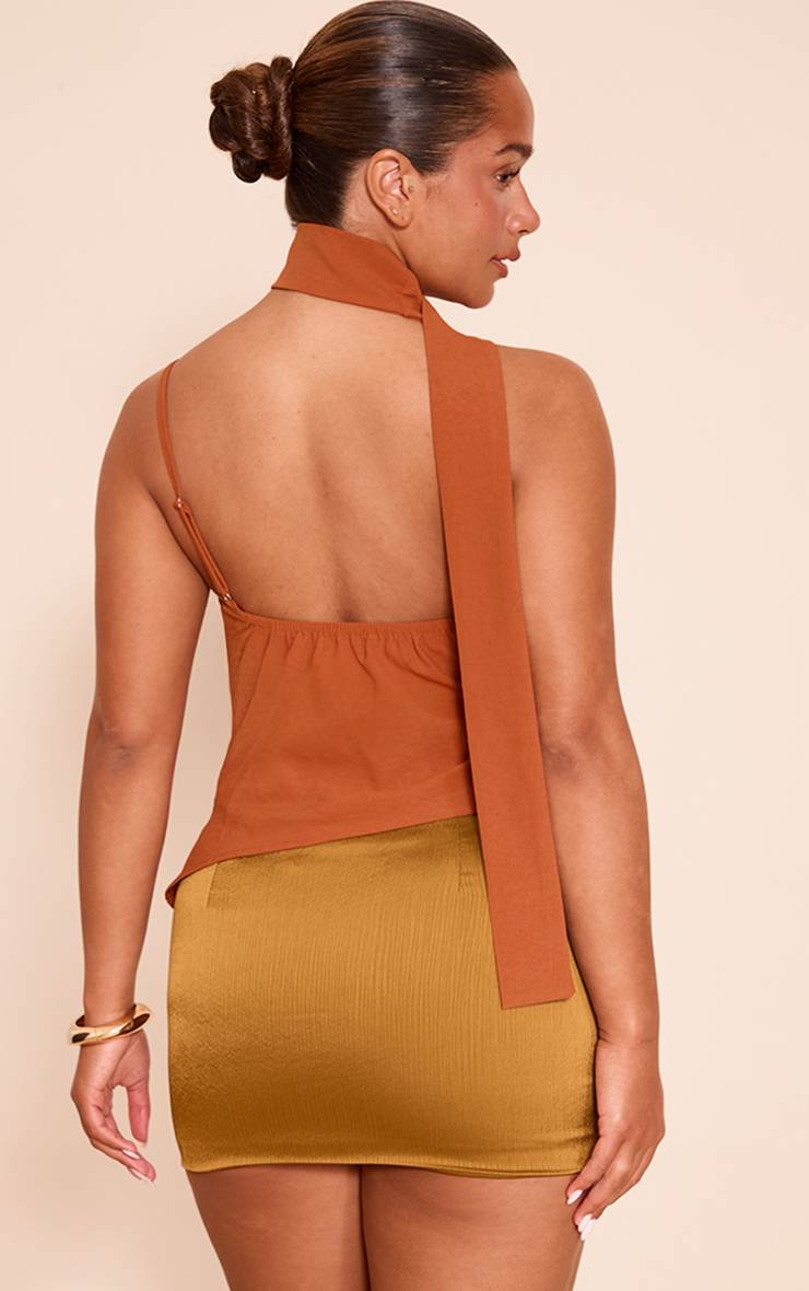 Rouille Haut Drapé À Col Bénitier En Satin Martelé Avec Détail Foulard Shape