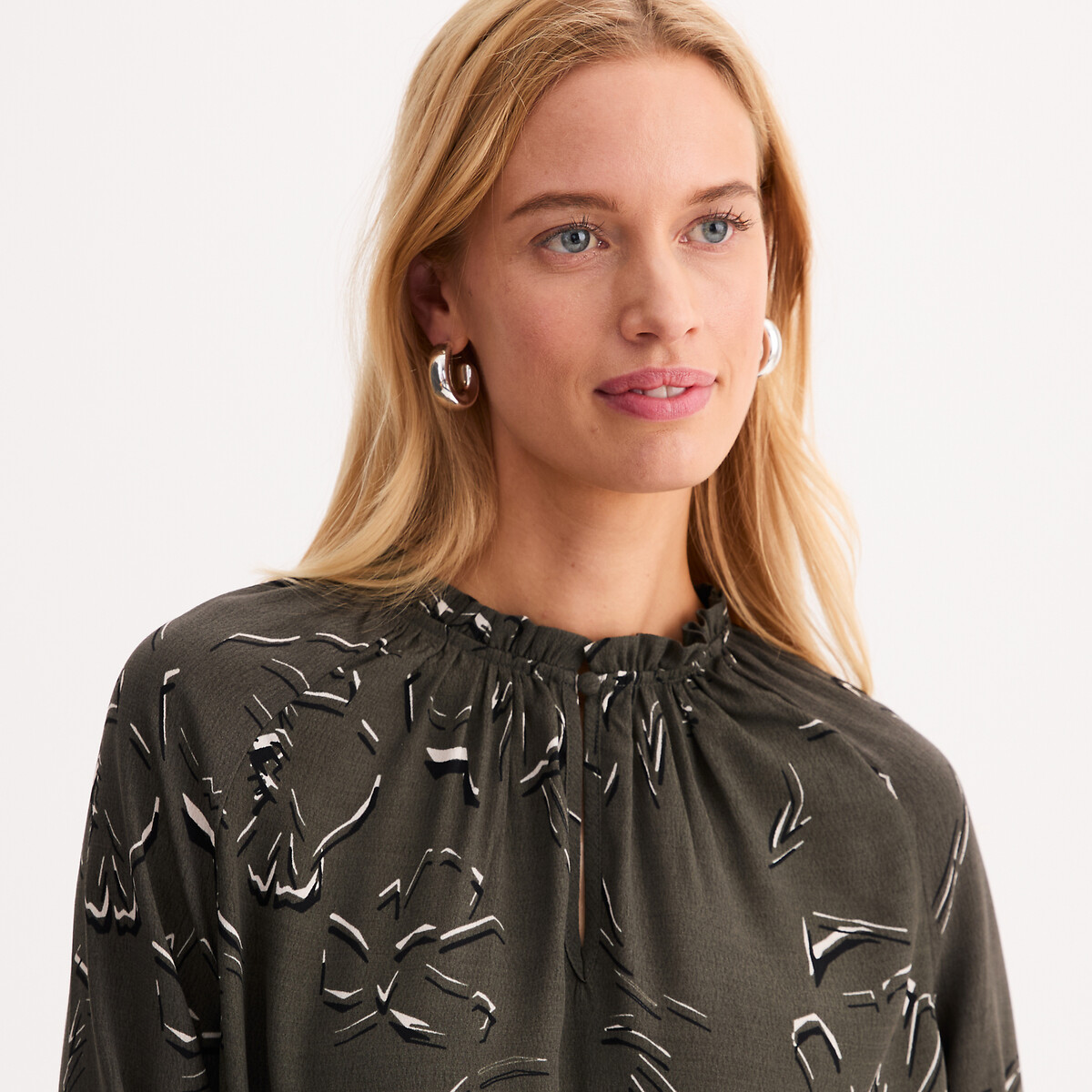 ANNE WEYBURN<br>Blusa com decote em V, estampa floral, mangas compridas