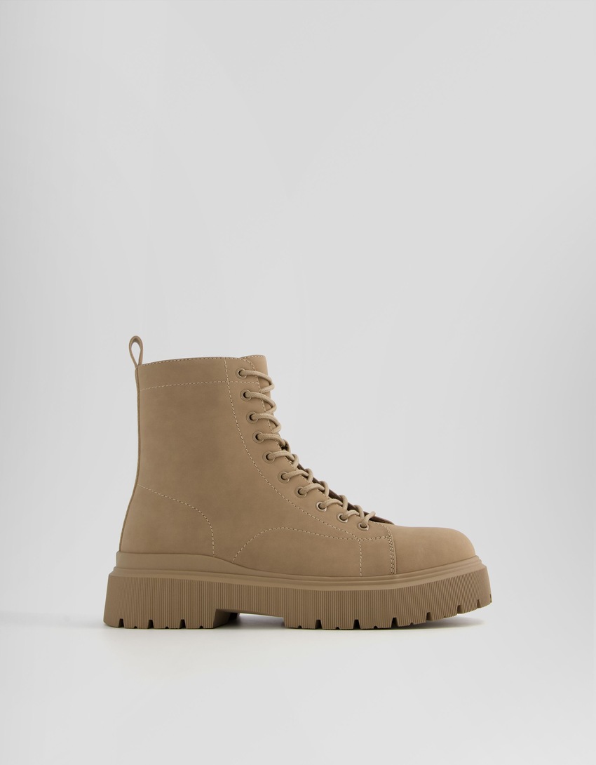 Botas de cano curto com cadarço e sola tratorada para homem