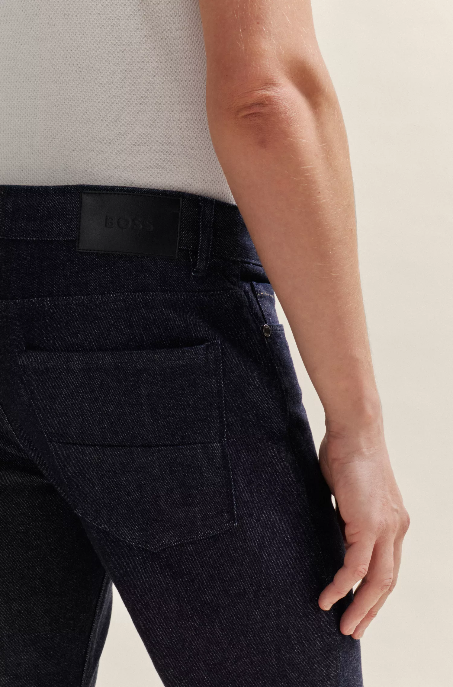 Calça jeans BOSS Camel Slim-fit em denim azul de luxo e conforto.