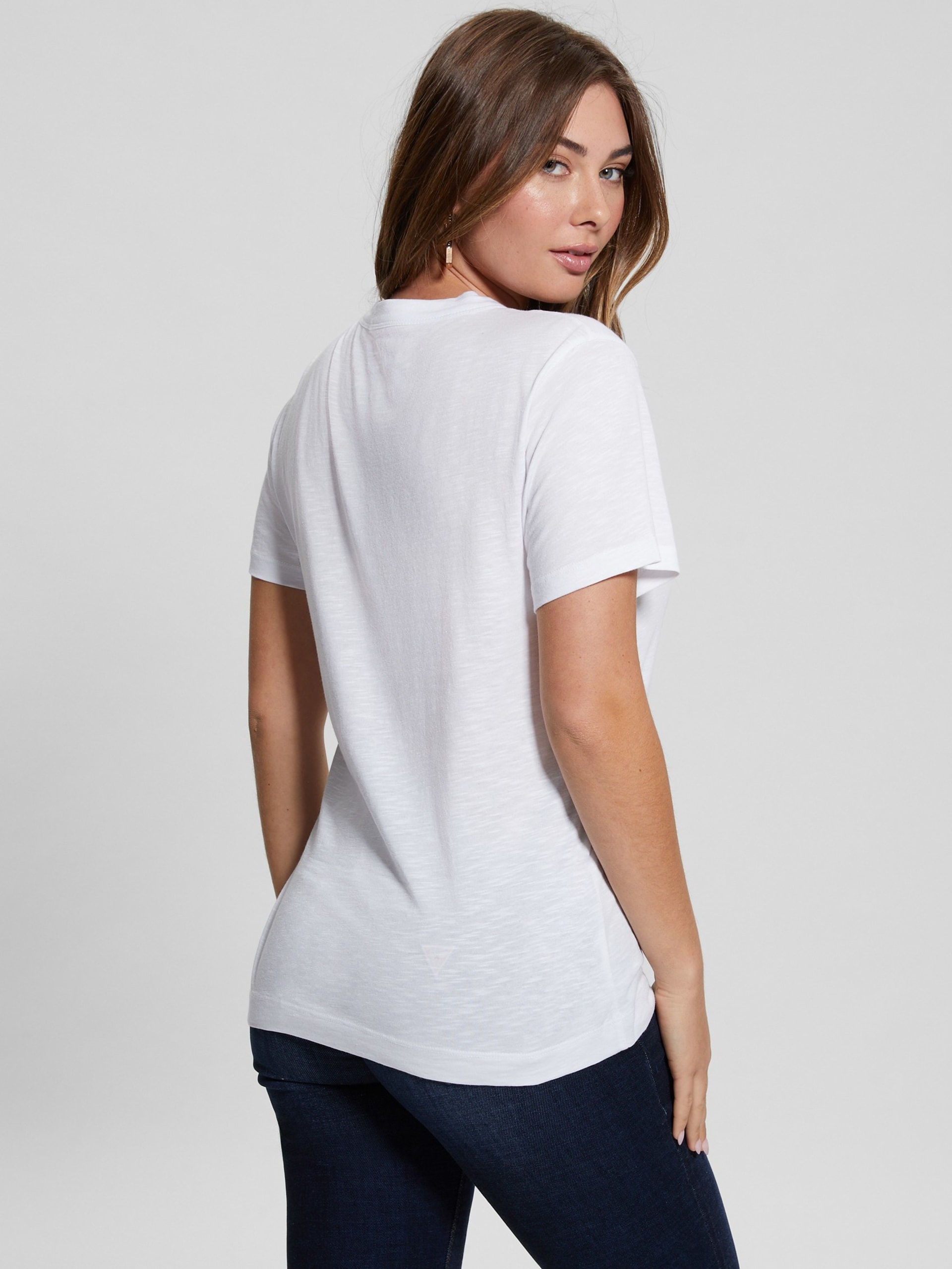Camiseta de gola redonda com tachas em formato de pirâmide
