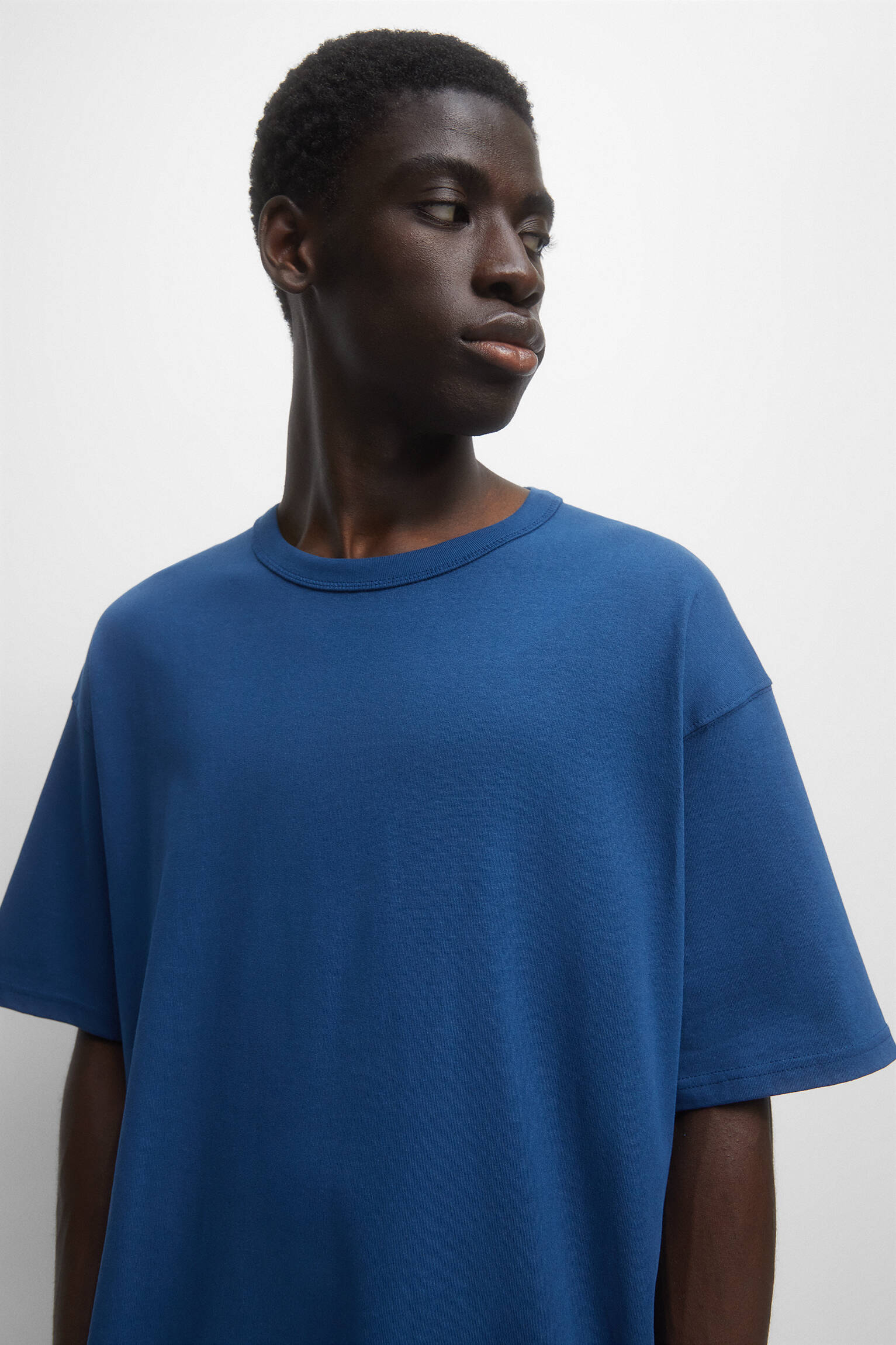 CAMISETA BÁSICA, MALHA GROSSA - ÍNDIGO