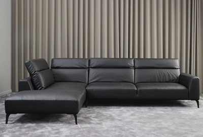 Volanti venstrevendt sofa med pufafslutning