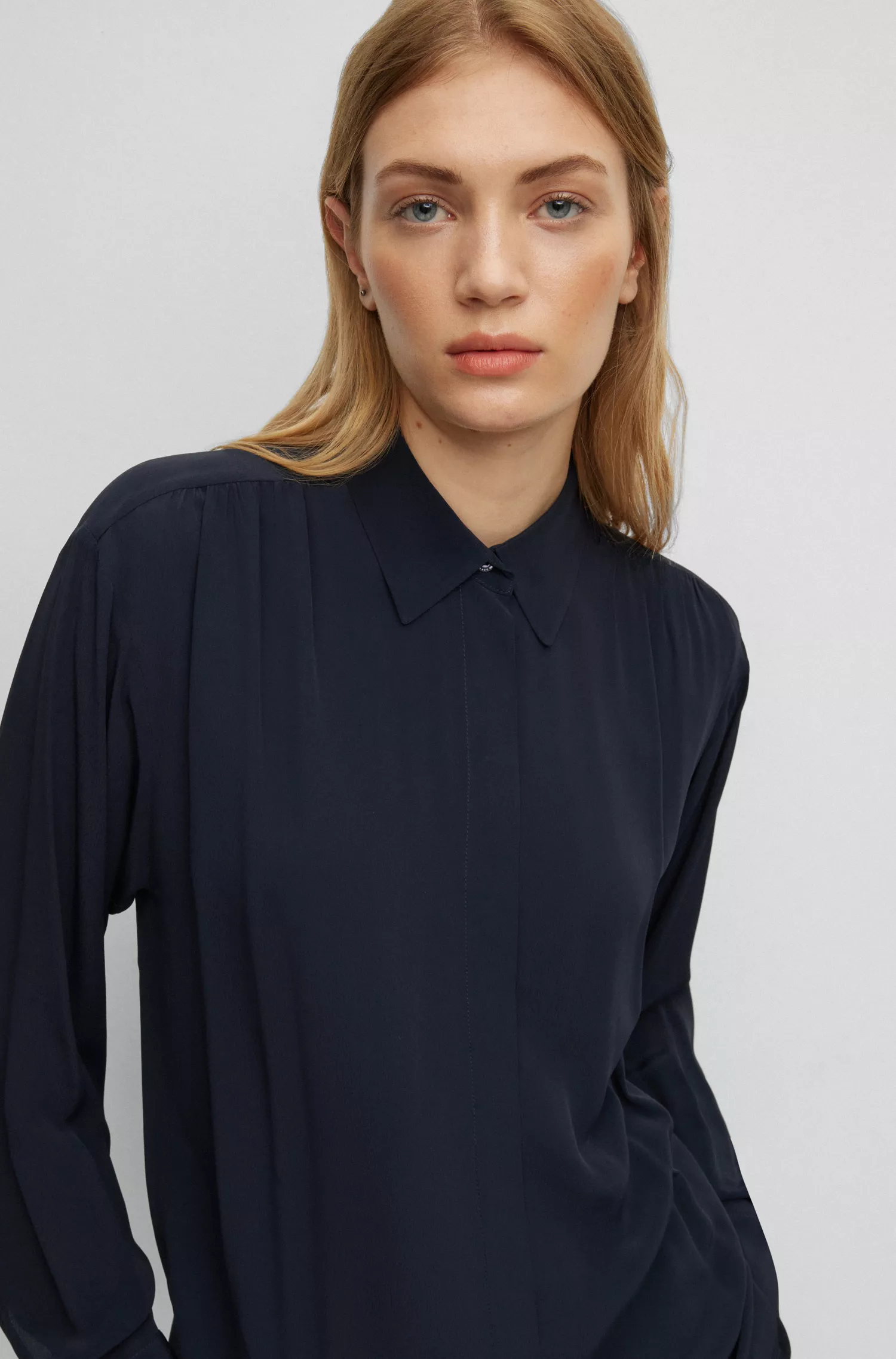 Blusa preta BOSS de comprimento longo e modelagem solta com fechamento oculto.
