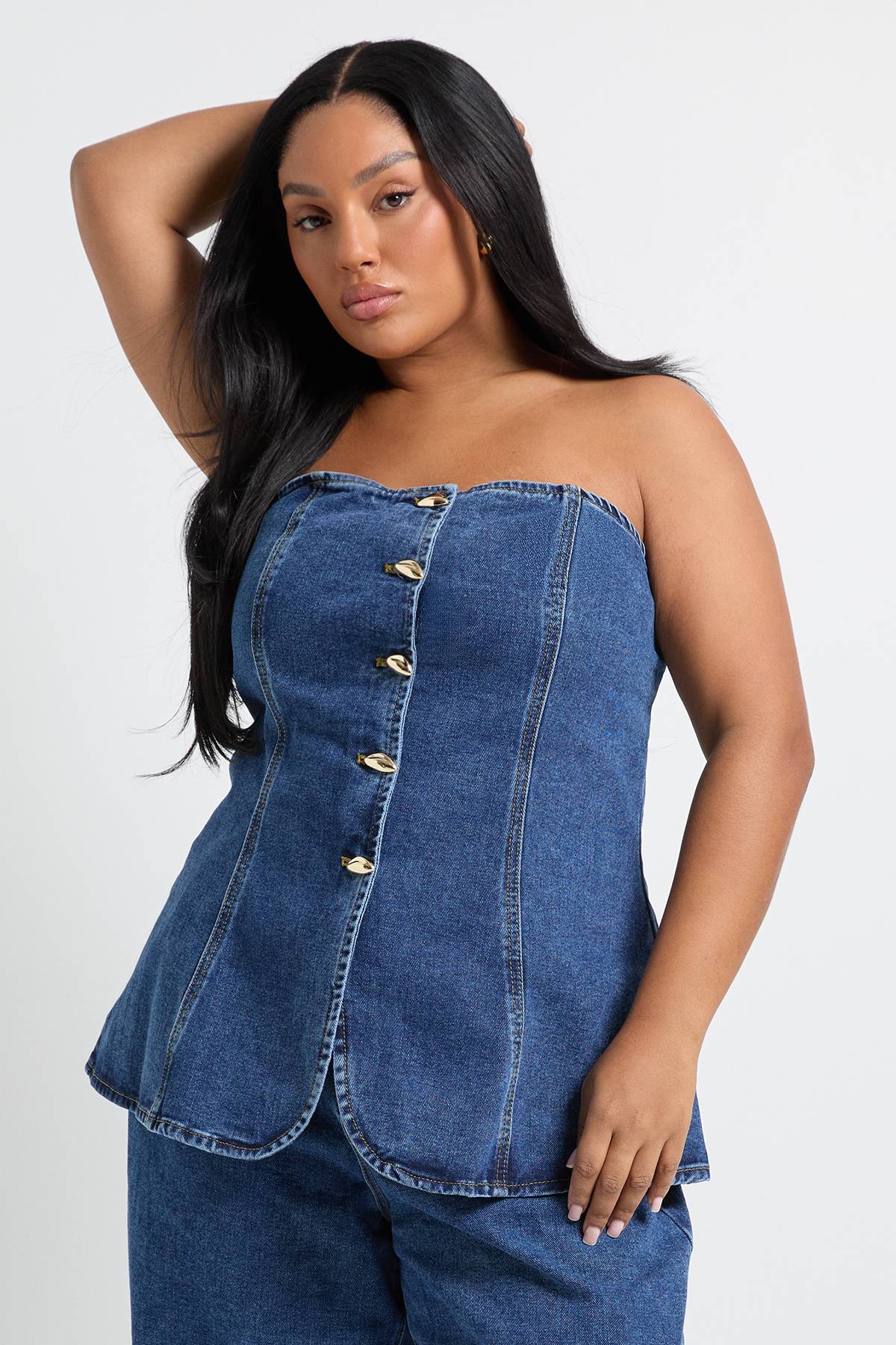 boohoo Haut en denim à bandeau avec détails de boutons dorés