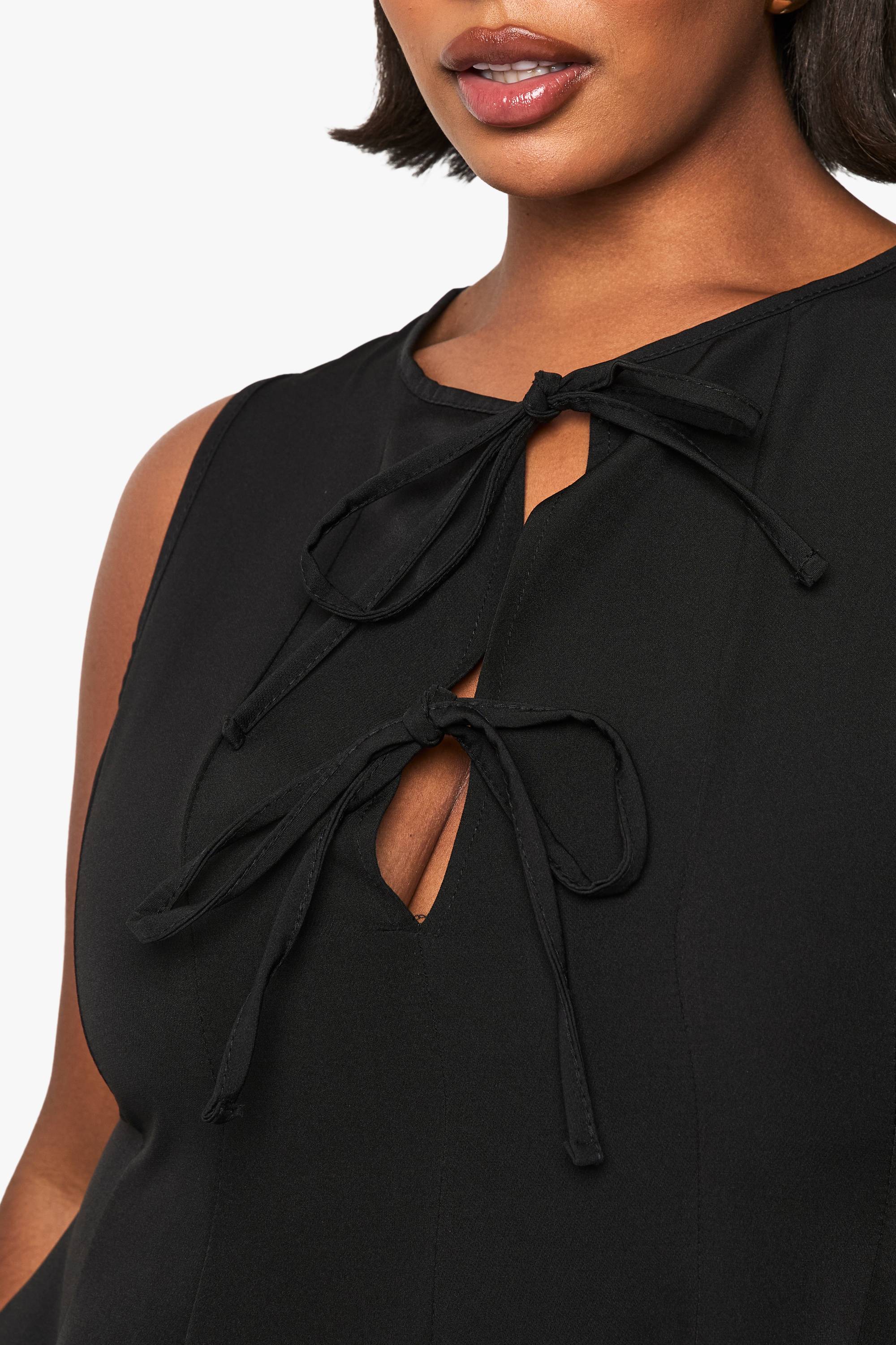 boohoo PLUS ROBE SKATER SANS MANCHES AVEC DÉTAIL NOEUD