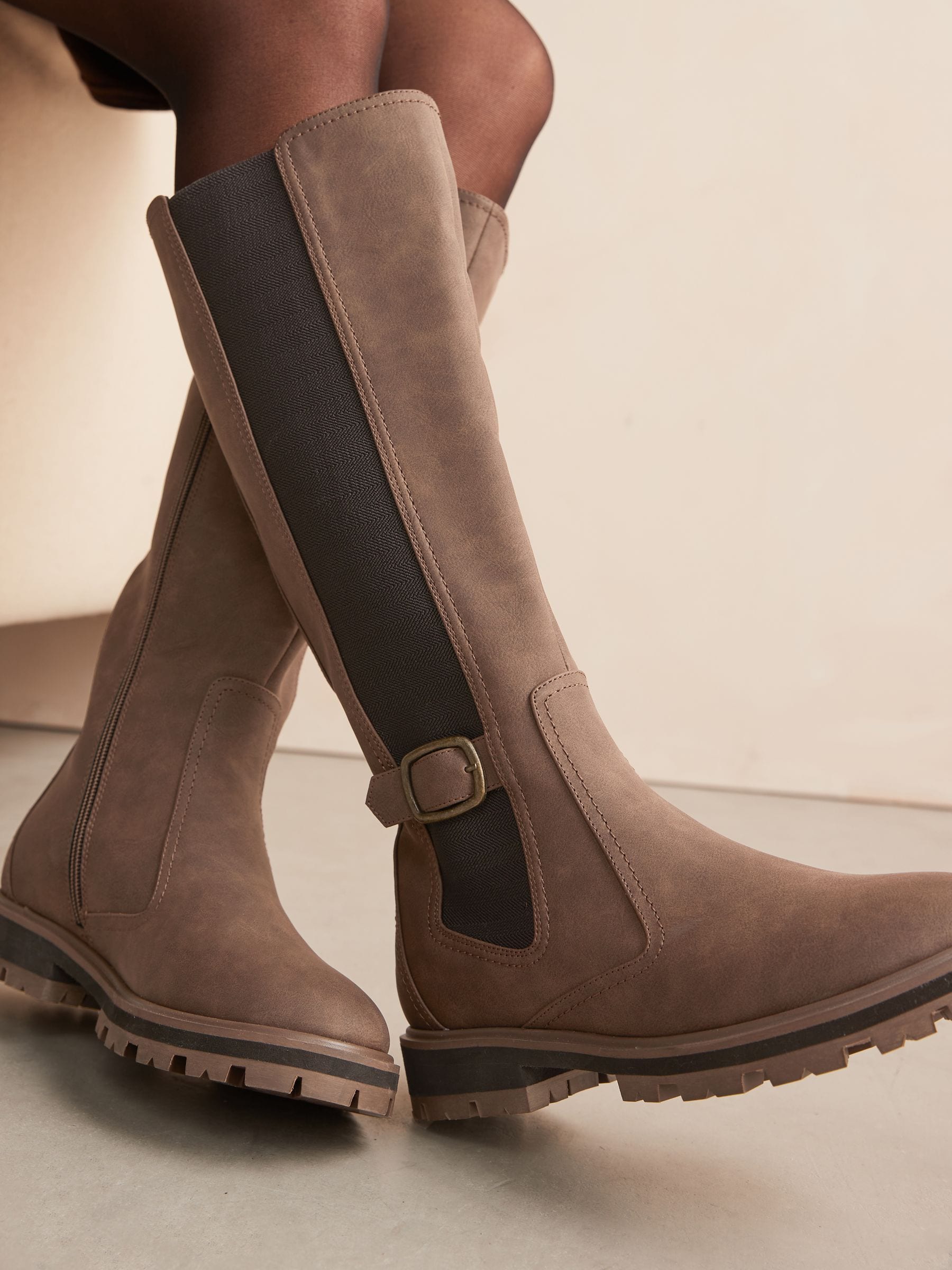Chocoladebruin - Kniehoge Chelsea Boots met gesp