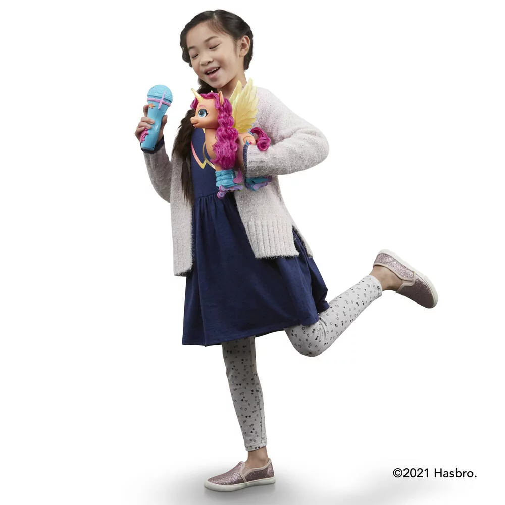 MY LITTLE PONY- SUNNY CHANTE EN ROLLERS