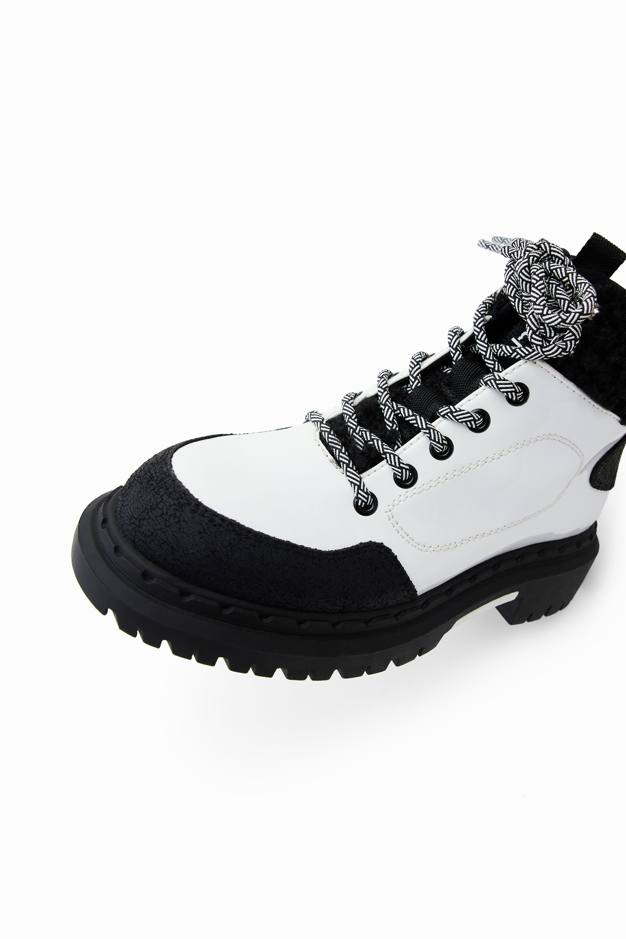 Bota trekking cordones