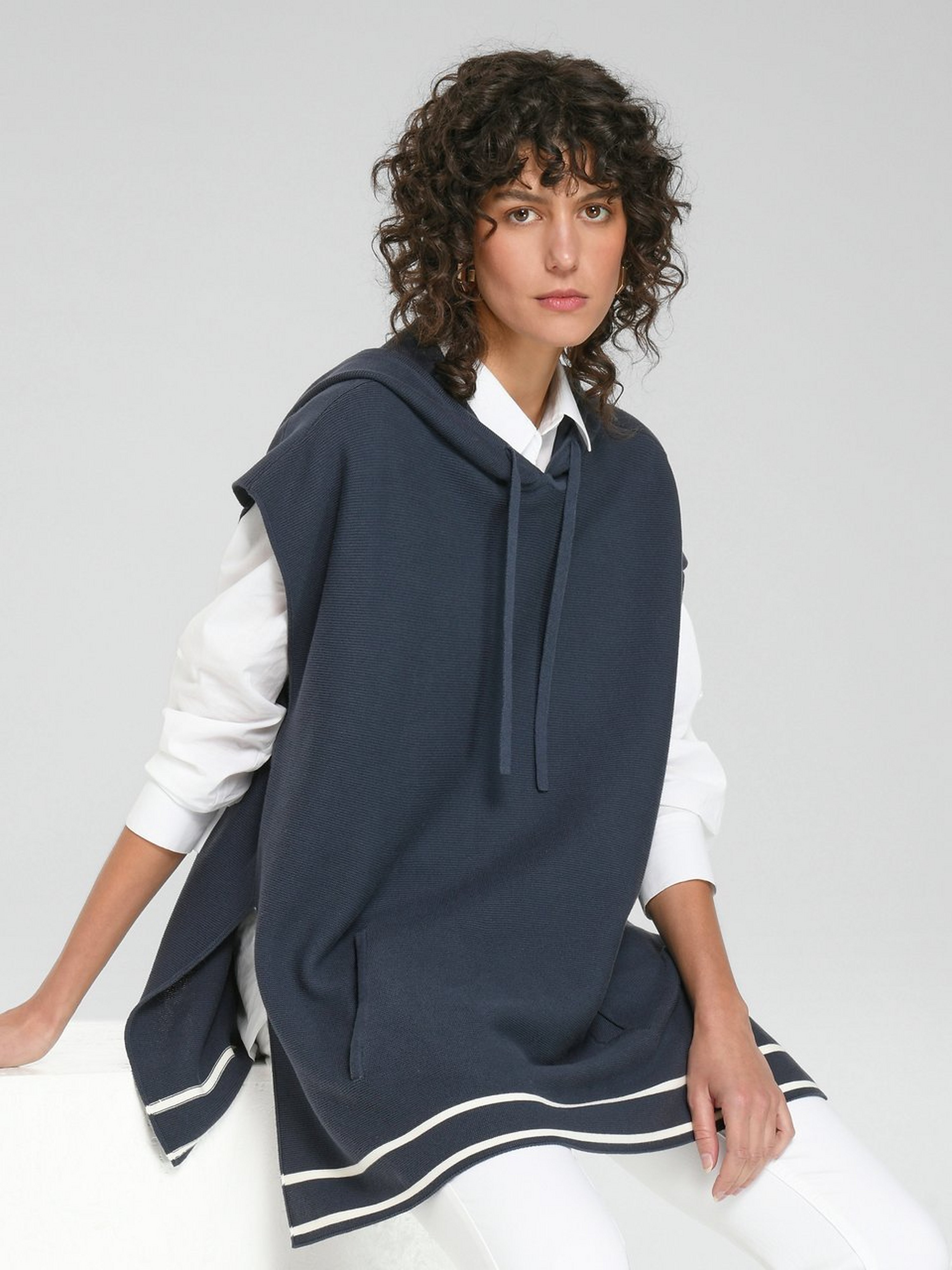 Poncho-Pullover mit Kapuze