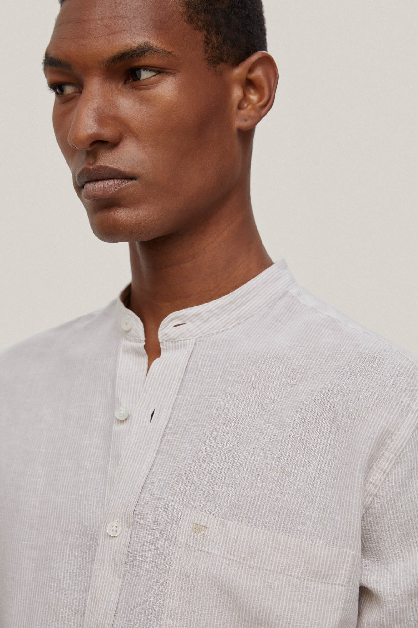 Camisa de linho com listras e gola mandarim - Bege